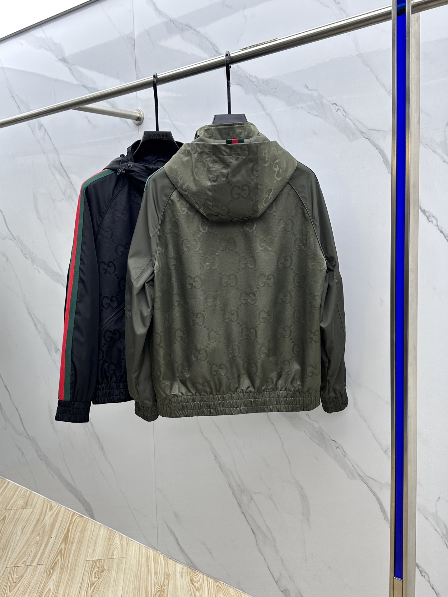 。 🆕Gucci*古驰 2025ss早秋新款发布古驰连帽夹克外套，双GG字母提花面料搭配绿红织带秋季爆款