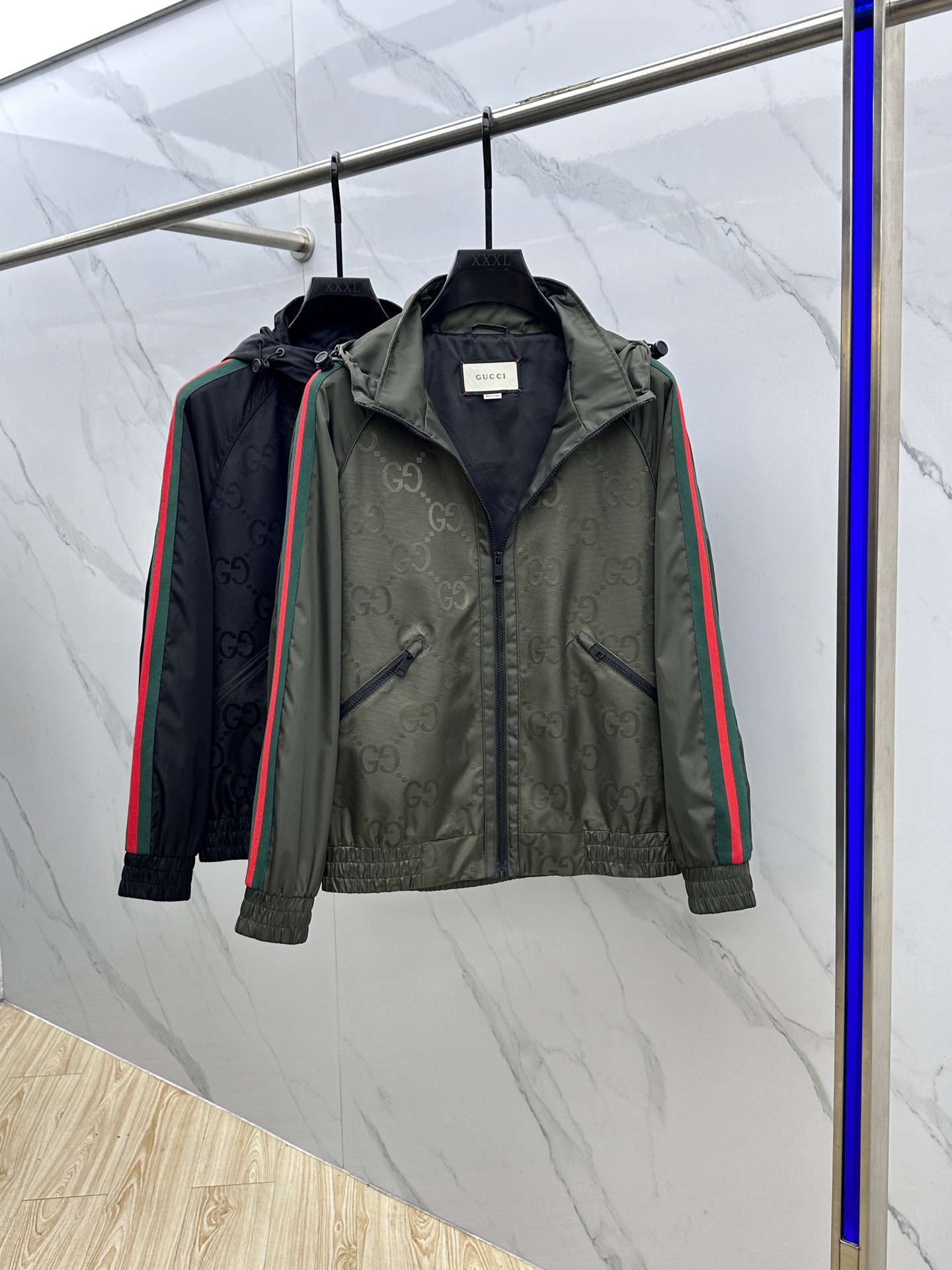 。 🆕Gucci*古驰 2025ss早秋新款发布古驰连帽夹克外套，双GG字母提花面料搭配绿红织带秋季爆款