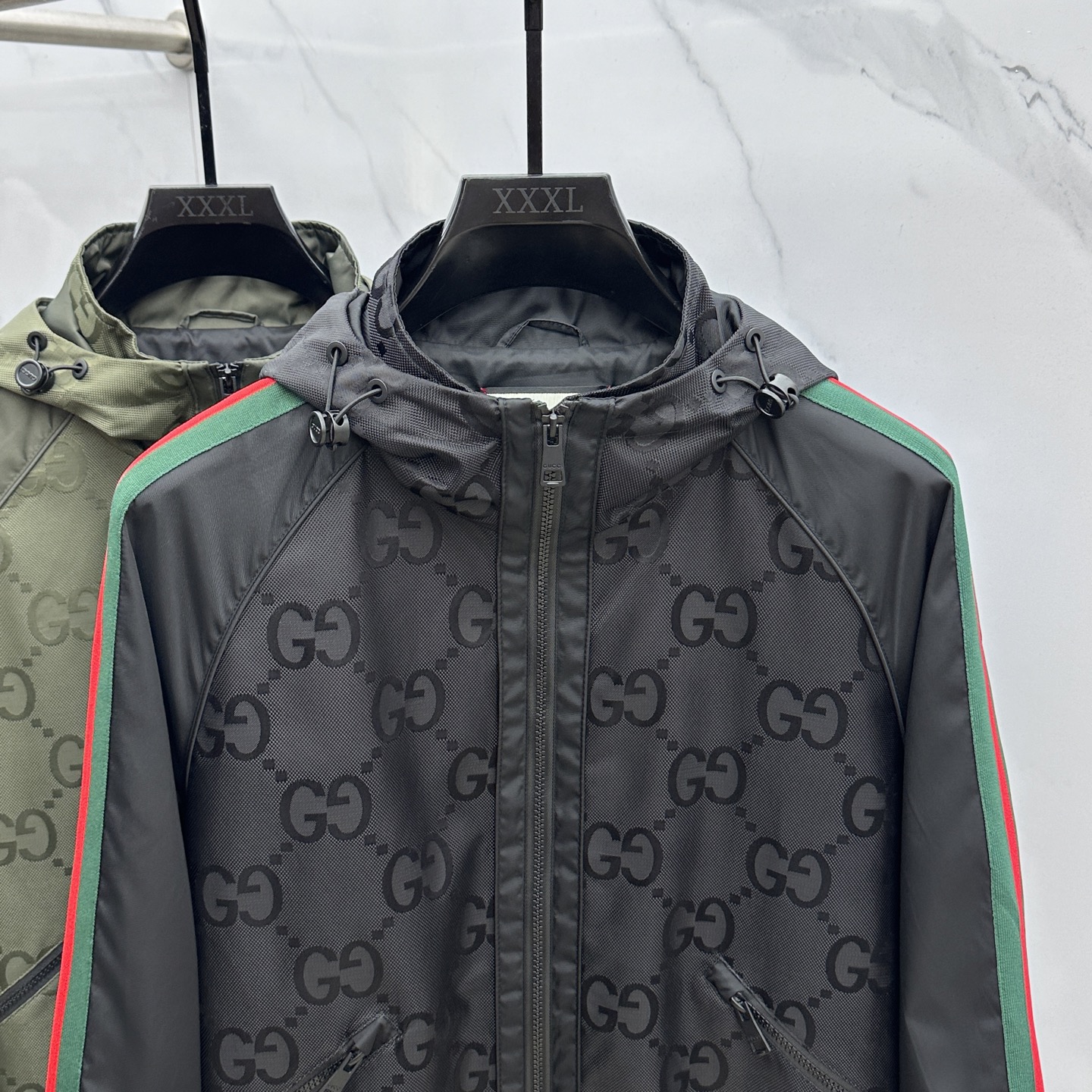 。 🆕Gucci*古驰 2025ss早秋新款发布古驰连帽夹克外套，双GG字母提花面料搭配绿红织带秋季爆款