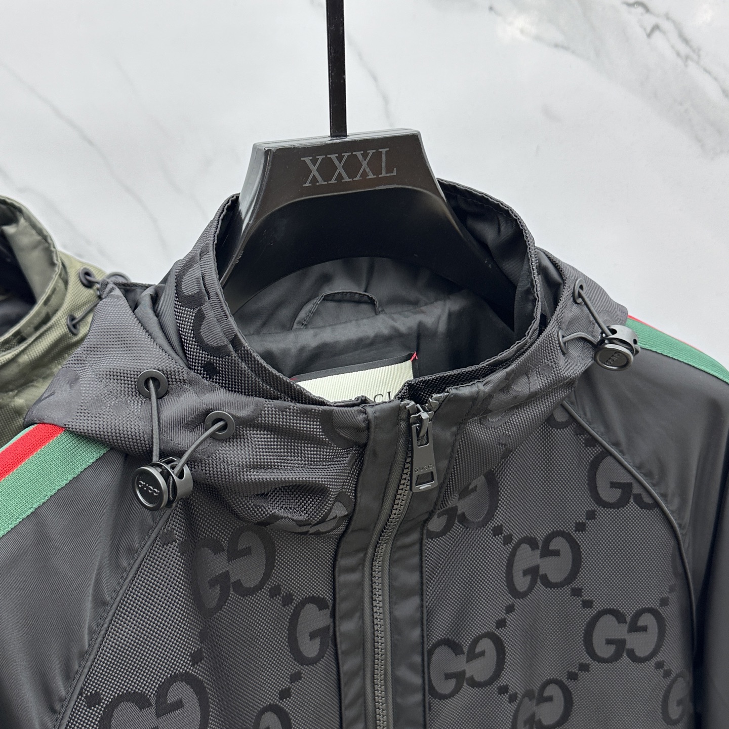 。 🆕Gucci*古驰 2025ss早秋新款发布古驰连帽夹克外套，双GG字母提花面料搭配绿红织带秋季爆款