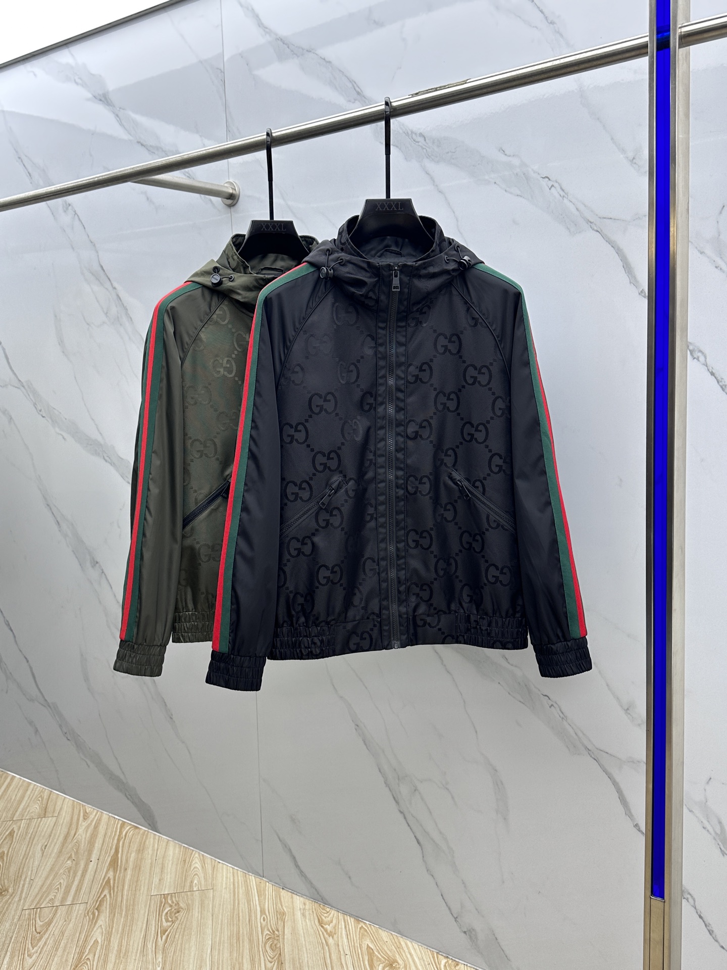 NO:521551,Gucci* Gucci 2025ss early autumn new model released Gucci hooded jacket jacket, double GG letter jacquard fabric paired with green and red webbing autumn jacket, granular fleece fabric is comfortable, comfortable and slim, lazy and casual, combined with clean and simple colors, it is particularly durable, suitable for daily wear~ I love to launch sports items embellished with vitality prints!  hs size M-3XL, gucci,gucci,jackets & coats,jackets & coats,hats,alexander wang19860909Gucci*古驰 2025ss早秋新款发布古驰连帽夹克外套,双GG字母提花面料搭配绿红织带秋季爆款外套,颗粒绒面料穿上就是舒适自在又显瘦的存在,慵懒而随性,结合干净简单的色系就特别耐看,适合日常穿着~倾情推出缀饰活力印花的运动单品！hs 尺码M-3XL,,gucci,gucci,jackets & coats,jackets & coats,hats,alexander wang,Men's clothing