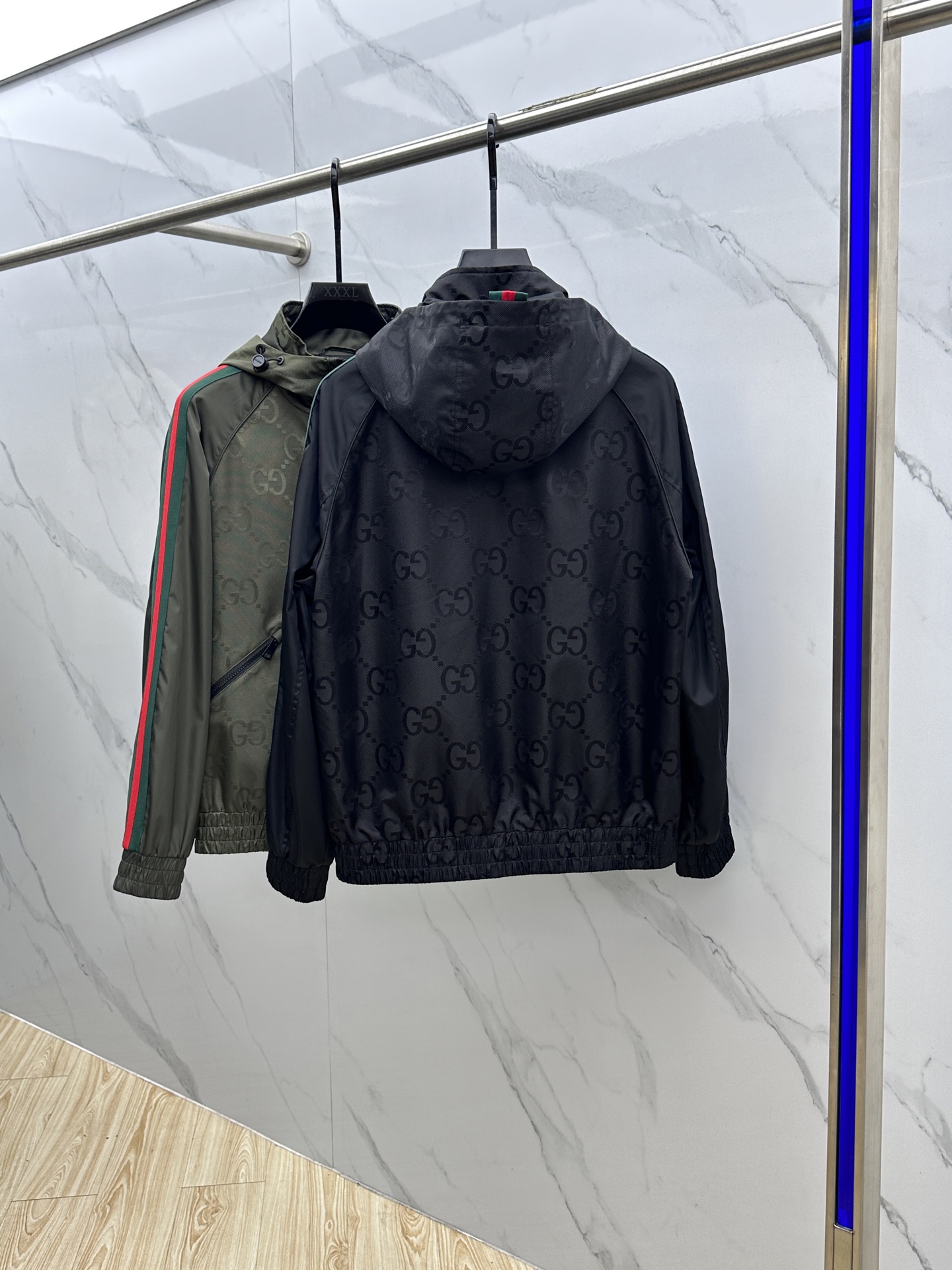 。 🆕Gucci*古驰 2025ss早秋新款发布古驰连帽夹克外套，双GG字母提花面料搭配绿红织带秋季爆款