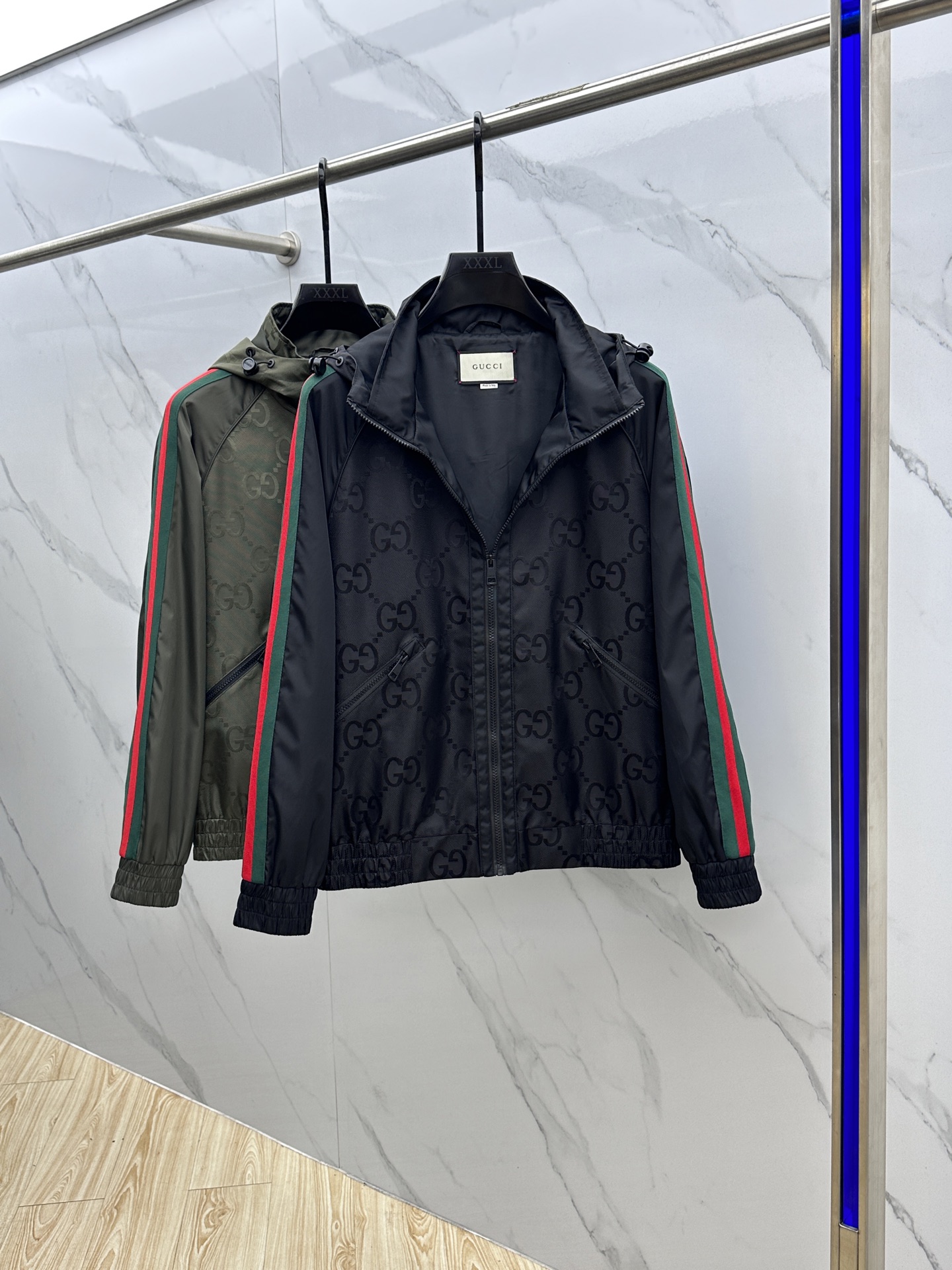 。 🆕Gucci*古驰 2025ss早秋新款发布古驰连帽夹克外套，双GG字母提花面料搭配绿红织带秋季爆款