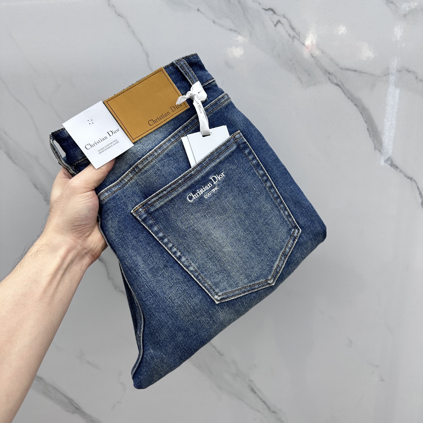 NO:521520,Dior*Dior High-end customization, the latest jeans in early autumn 2025 are released simultaneously on the counter. Original custom reproduction. Customer-supplied hardware and accessories. Original quality. Imported fixed-color denim fabric. Heavy industry washing. Fine workmanship and excellent upper body!  Selected single products, complete three standards, original AX single product, number 29-38 without 37,,dior,dior,jeans,alexander wang19860909Dior*迪奥 高端定制、2025早秋最新款牛仔裤 柜台同步发售 原版定制复刻 客供五金辅料 原单品质 进口固色牛仔面料 重工洗水 做工走线精细 上身绝佳！优选单品 三标齐全 AX原单出品 码数29-38无37,,dior,dior,jeans,alexander wang,Men's clothing