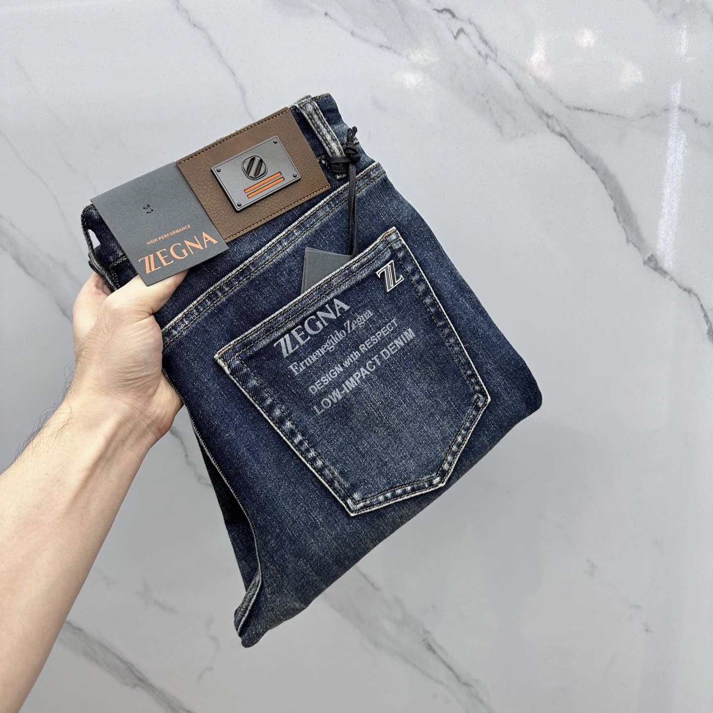 NO:521524,ZEGNA*Jenia High-end customization, the latest jeans in early autumn 2025 are released simultaneously on the counter. Original custom reproduction. Customer-supplied hardware and accessories. Original quality. Imported fixed-color denim fabric. Heavy industry washing. Fine workmanship and excellent upper body!  Selected single products, complete three standards, original AX single product, number 29-38 without 37, zegna, jeans, alexander wang19860909ZEGNA*杰尼亚 高端定制、2025早秋最新款牛仔裤 柜台同步发售 原版定制复刻 客供五金辅料 原单品质 进口固色牛仔面料 重工洗水 做工走线精细 上身绝佳！优选单品 三标齐全 AX原单出品 码数29-38无37,,zegna,jeans,alexander wang,Men's clothing