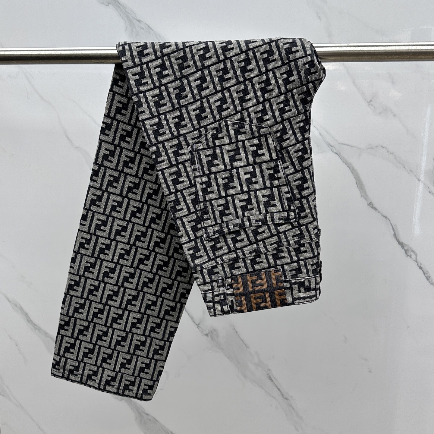 NO:521525,Fendi*Fendi High-end customization, the latest jeans in early autumn 2025 are released simultaneously on the counter. Original custom reproduction. Customer-supplied hardware and accessories. Original quality. Imported fixed-color denim fabric. Heavy industry washing. Fine workmanship and excellent upper body!  Selected single products, complete three standards, original AD single product, number 29-38 without 35. 37,,fendi,fendi,jeans,alexander wang19860909Fendi*芬迪 高端定制、2025早秋最新款牛仔裤 柜台同步发售 原版定制复刻 客供五金辅料 原单品质 进口固色牛仔面料 重工洗水 做工走线精细 上身绝佳！优选单品 三标齐全 AD原单出品 码数29-38无35. 37,,fendi,fendi,jeans,alexander wang,Men's clothing