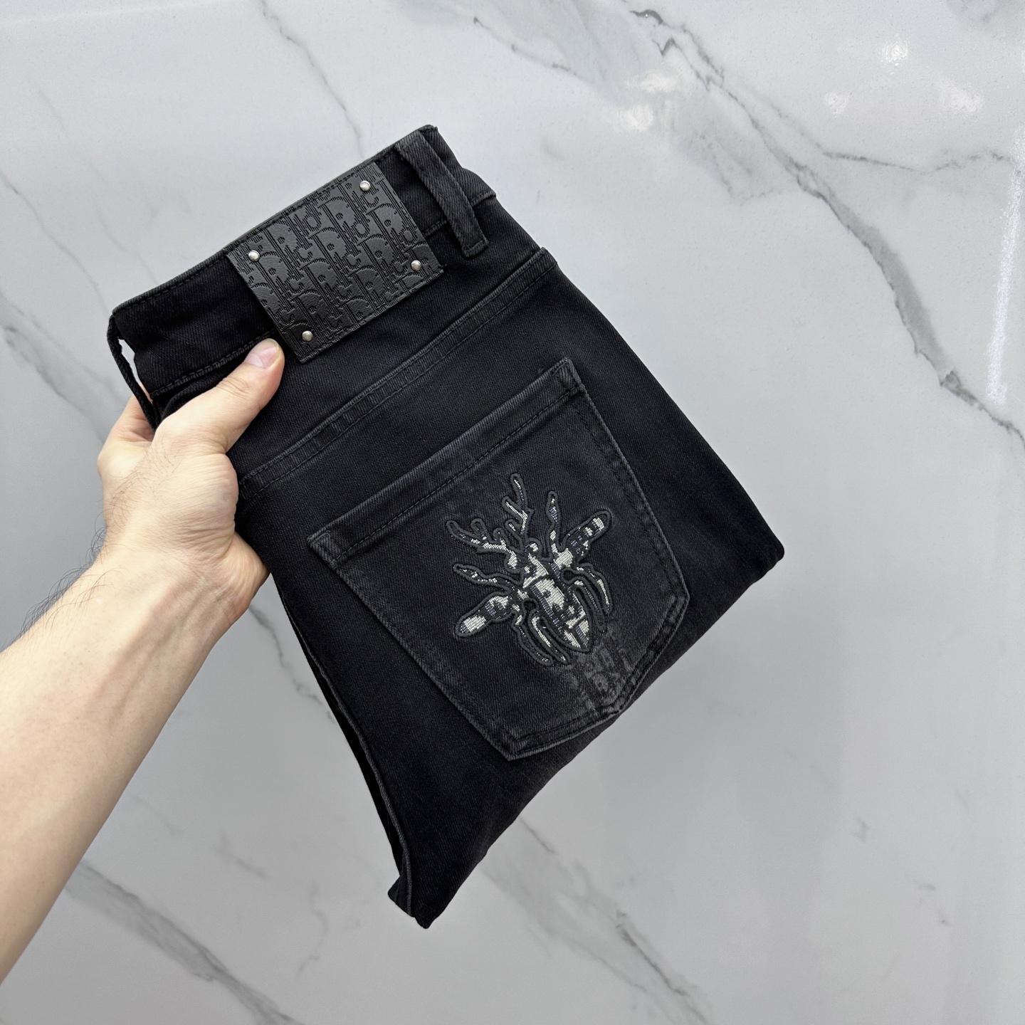 NO:521526,Dior*Dior High-end customization, the latest jeans in early autumn 2025 are released simultaneously on the counter. Original custom reproduction. Customer-supplied hardware and accessories. Original quality. Imported fixed-color denim fabric. Heavy industry washing. Fine workmanship and excellent upper body!  Selected single products, complete three standards, original AD single product, number 29-38 without 35. 37,,dior,dior,jeans,alexander wang19860909Dior*迪奥 高端定制、2025早秋最新款牛仔裤 柜台同步发售 原版定制复刻 客供五金辅料 原单品质 进口固色牛仔面料 重工洗水 做工走线精细 上身绝佳！优选单品 三标齐全 AD原单出品 码数29-38无35. 37,,dior,dior,jeans,alexander wang,Men's clothing