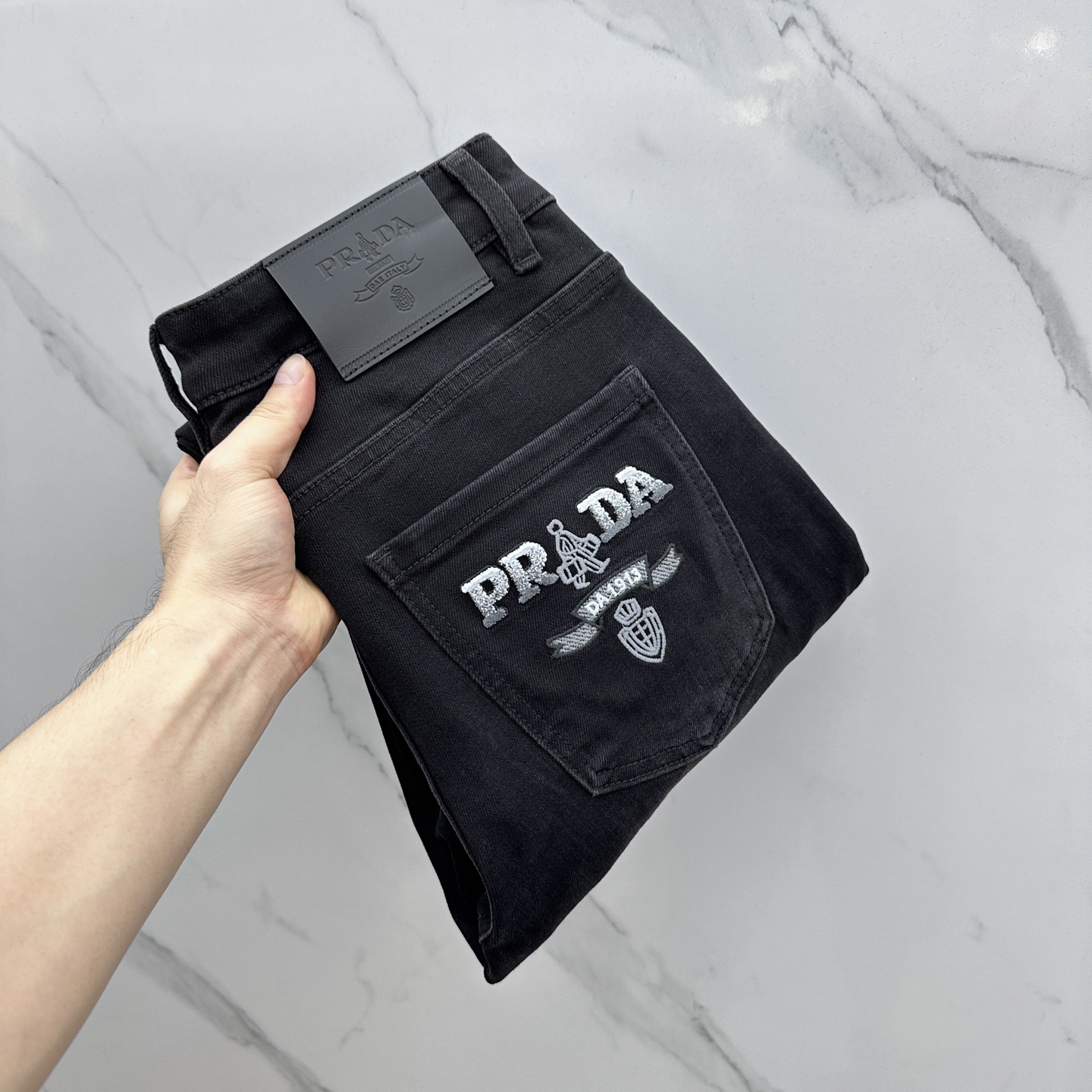 NO:521529,Prad*Prada High-end customization, the latest jeans in early autumn 2025 are released simultaneously on the counter. Original custom reproduction. Customer-supplied hardware and accessories. Original quality. Imported fixed-color denim fabric. Heavy industry washing. Fine workmanship and excellent upper body!  Selected single products, complete three standards, original AD single product, number 29-38 without 35. 37,,prada,prada,jeans,alexander wang19860909Prad*普拉达 高端定制、2025早秋最新款牛仔裤 柜台同步发售 原版定制复刻 客供五金辅料 原单品质 进口固色牛仔面料 重工洗水 做工走线精细 上身绝佳！优选单品 三标齐全 AD原单出品 码数29-38无35. 37,,prada,prada,jeans,alexander wang,Men's clothing