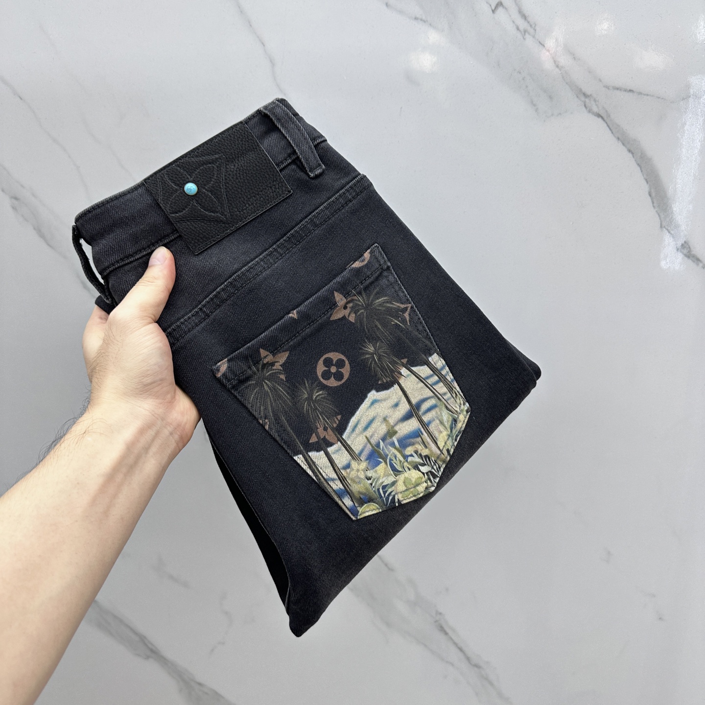 NO:521531,1V* Louis Vuitton, high-end customization, the latest jeans in early autumn 2025, are released simultaneously on the counter, original custom reproduction, customer-supplied hardware and accessories, original quality, imported fixed-color denim fabric, heavy-industrial washing, fine workmanship and excellent upper body!  Selected single products, complete three standards, original AD single product, number 29-38 without 35. 37,,louis vuitton,jeans,alexander wang198609091V*路易威登 高端定制、2025早秋最新款牛仔裤 柜台同步发售 原版定制复刻 客供五金辅料 原单品质 进口固色牛仔面料 重工洗水 做工走线精细 上身绝佳！优选单品 三标齐全 AD原单出品 码数29-38无35. 37,,louis vuitton,jeans,alexander wang,Men's clothing