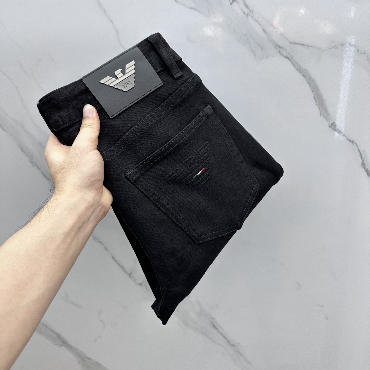 NO:521554,Amani* Armani high-end customization, the latest jeans in early autumn 2025 are released simultaneously on the counter. Original custom reproduction. Customer-supplied hardware and accessories. Original quality. Imported fixed-color denim fabric. Heavy industry washing. Fine workmanship and excellent upper body!  Selected single products, complete three standards, original AD single product, number 29-38 without 35. 37,,armani,jeans,alexander wang19860909Amani*阿玛尼高端定制、2025早秋最新款牛仔裤 柜台同步发售 原版定制复刻 客供五金辅料 原单品质 进口固色牛仔面料 重工洗水 做工走线精细 上身绝佳！优选单品 三标齐全 AD原单出品 码数29-38无35. 37,,armani,jeans,alexander wang,Men's clothing