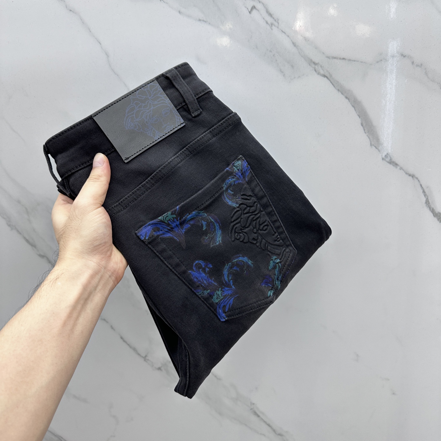 NO:521557,Versace* Versace High-end customization, the latest jeans in early autumn 2025 are released simultaneously on the counter. Original custom reproduction. Customer-supplied hardware and accessories. Original quality. Imported fixed-color denim fabric. Heavy industry washing. Fine workmanship and excellent upper body!  Selected single products, complete three standards, original AD single product, number 29-38 without 35. 37, versace, versace, jeans, alexander wang19860909Versace*范思哲 高端定制、2025早秋最新款牛仔裤 柜台同步发售 原版定制复刻 客供五金辅料 原单品质 进口固色牛仔面料 重工洗水 做工走线精细 上身绝佳！优选单品 三标齐全 AD原单出品 码数29-38无35. 37,,versace,versace,jeans,alexander wang,Men's clothing