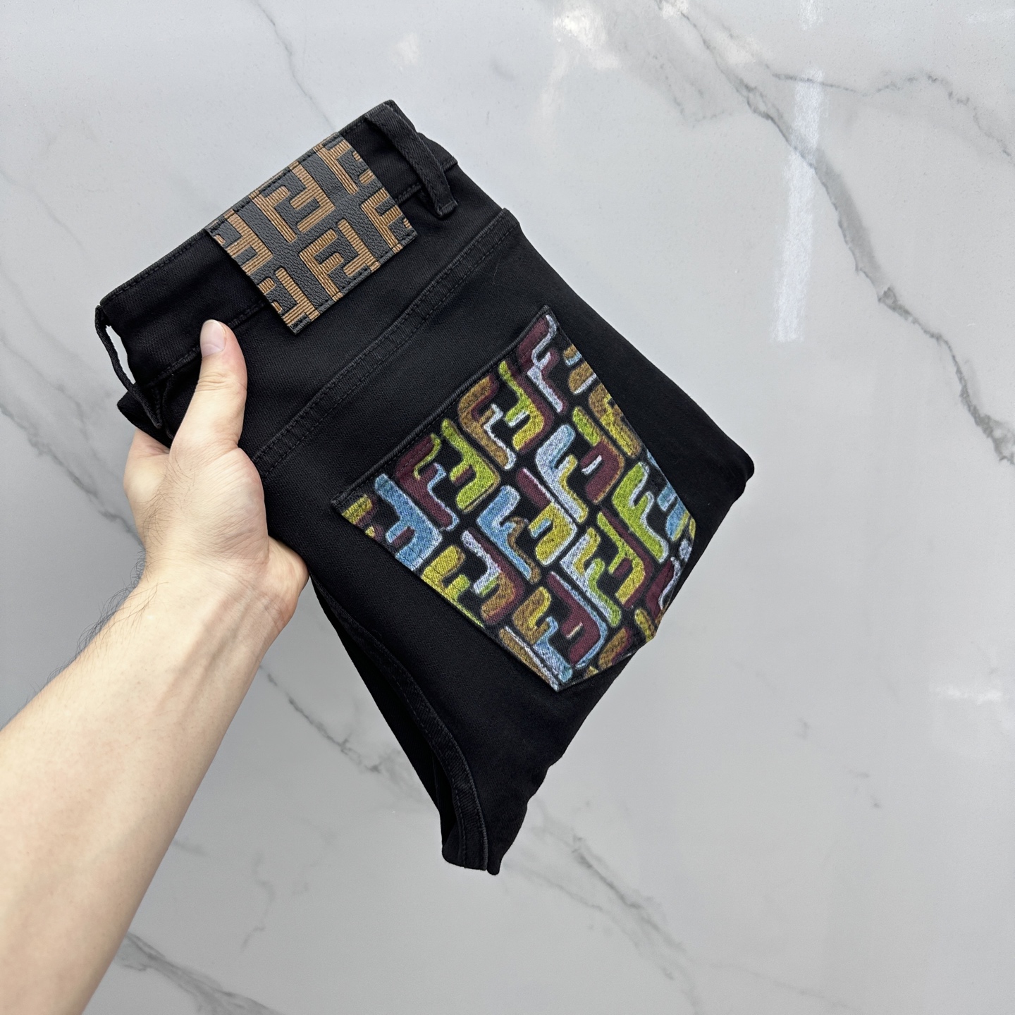 NO:521534,Fendi*Fendi High-end customization, the latest jeans in early autumn 2025 are released simultaneously on the counter. Original custom reproduction. Customer-supplied hardware and accessories. Original quality. Imported fixed-color denim fabric. Heavy industry washing. Fine workmanship and excellent upper body!  Selected single products, complete three standards, original AD single product, number 29-38 without 35. 37,,fendi,fendi,jeans,alexander wang19860909Fendi*芬迪 高端定制、2025早秋最新款牛仔裤 柜台同步发售 原版定制复刻 客供五金辅料 原单品质 进口固色牛仔面料 重工洗水 做工走线精细 上身绝佳！优选单品 三标齐全 AD原单出品 码数29-38无35. 37,,fendi,fendi,jeans,alexander wang,Men's clothing