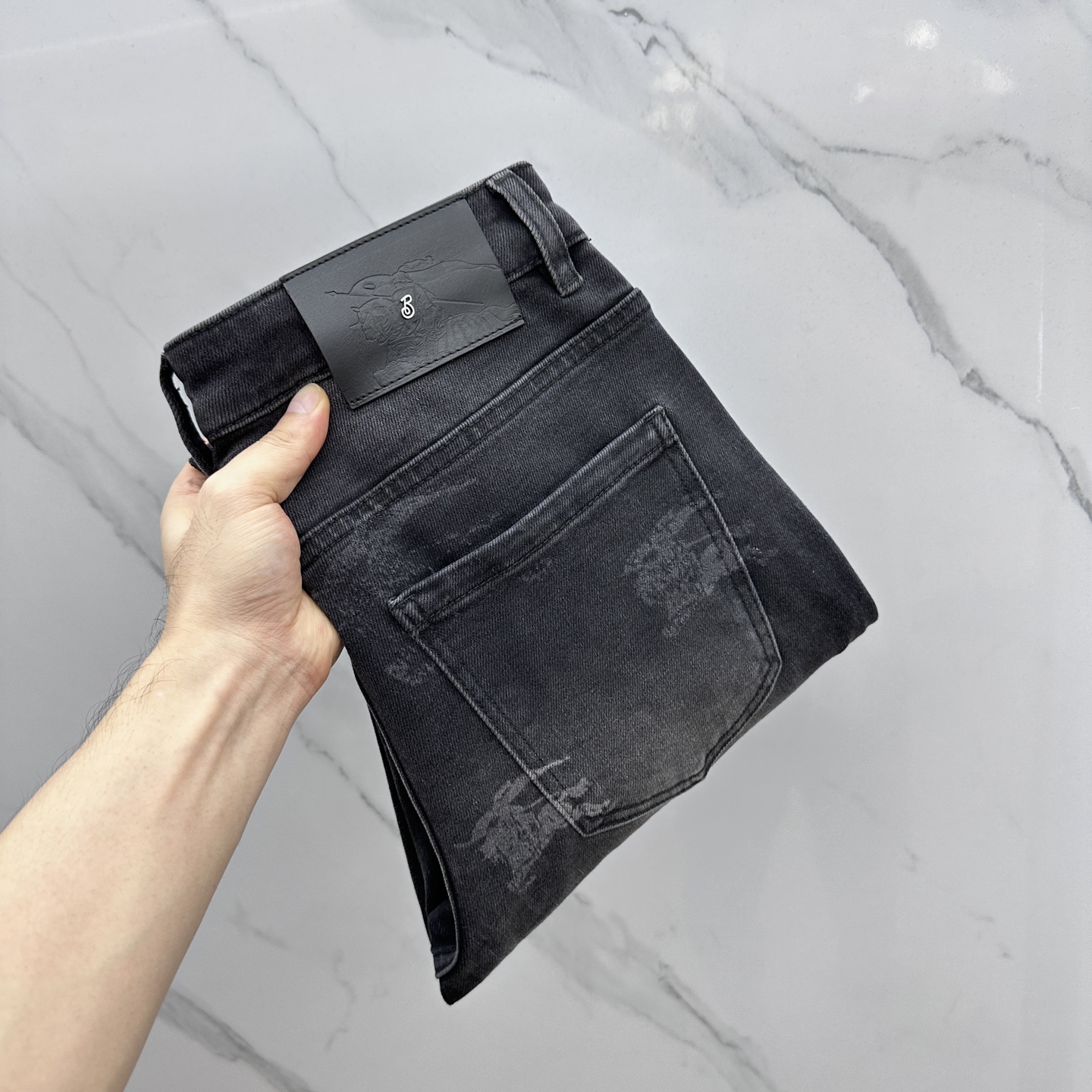 NO:521536,BBR* Burberry High-end customization, the latest jeans in early autumn 2025 are released simultaneously on the counter. Original custom reproduction. Customer-supplied hardware and accessories. Original quality. Imported fixed-color denim fabric. Heavy industry washing. Fine workmanship and excellent upper body!  Selected single products, complete three standards, original AD single product, number 29-38, no 35. 37,,burberry,jeans,alexander wang19860909BBR*巴宝莉 高端定制、2025早秋最新款牛仔裤 柜台同步发售 原版定制复刻 客供五金辅料 原单品质 进口固色牛仔面料 重工洗水 做工走线精细 上身绝佳！优选单品 三标齐全 AD原单出品 码数29-38无35. 37,,burberry,jeans,alexander wang,Men's clothing