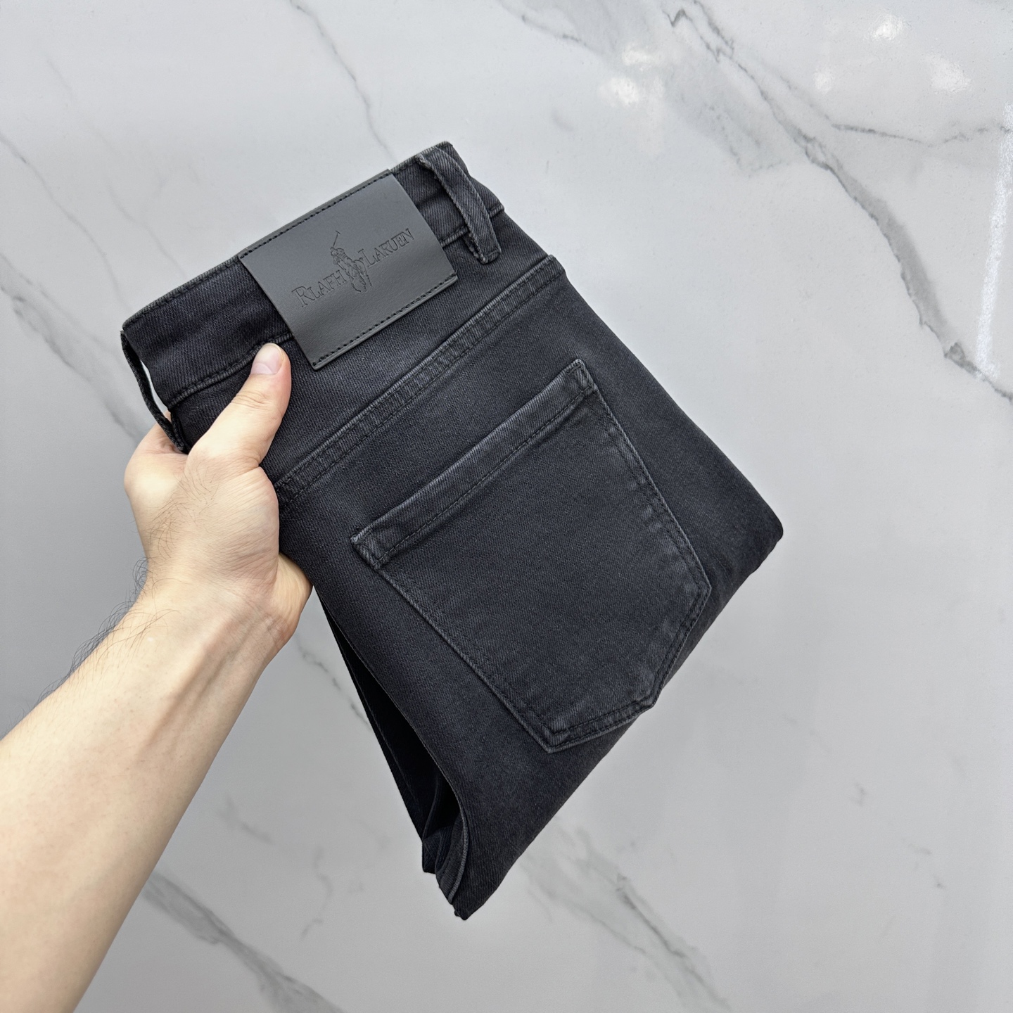 NO:521539,Lav Lauren's high-end customization, the latest jeans in early autumn 2025 are released simultaneously on the counter. Original custom reproduction. Customer-supplied hardware and accessories. Original quality. Imported fixed-color denim fabric. Heavy industry washing. Fine workmanship and excellent upper body!  Selected single products, complete three standards, original AD single product, number 29-38 without 35. 37,,jeans,alexander wang19860909拉夫劳伦高端定制、2025早秋最新款牛仔裤 柜台同步发售 原版定制复刻 客供五金辅料 原单品质 进口固色牛仔面料 重工洗水 做工走线精细 上身绝佳！优选单品 三标齐全 AD原单出品 码数29-38无35. 37,,jeans,alexander wang,Men's clothing