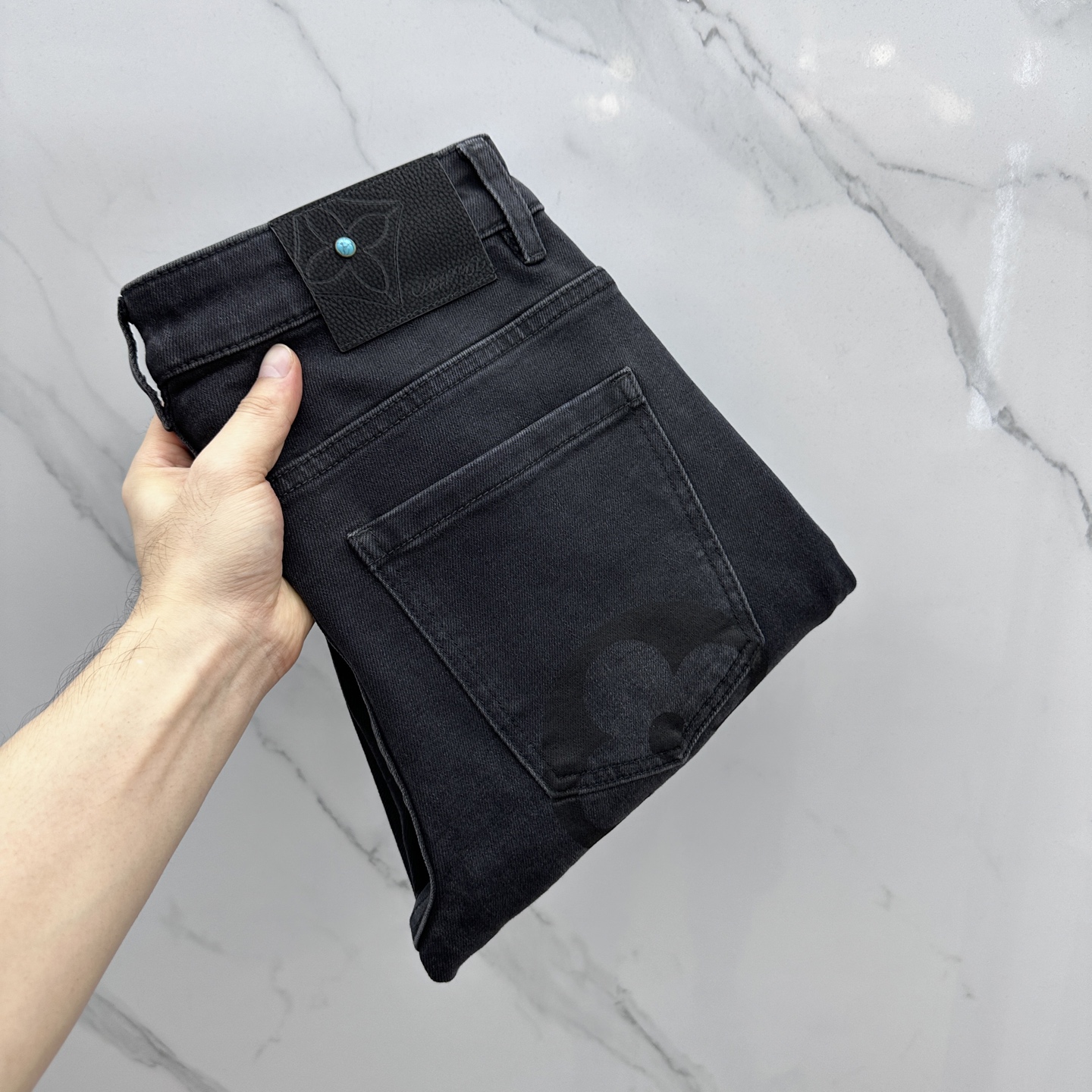 NO:521542,1V* Louis Vuitton, high-end customization, the latest jeans in early autumn 2025, are released simultaneously on the counter, original custom reproduction, customer-supplied hardware and accessories, original quality, imported fixed-color denim fabric, heavy-industrial washing, fine workmanship and excellent upper body!  Selected single products, complete three standards, original AD single product, number 29-38 without 35. 37,,louis vuitton,jeans,alexander wang198609091V*路易威登 高端定制、2025早秋最新款牛仔裤 柜台同步发售 原版定制复刻 客供五金辅料 原单品质 进口固色牛仔面料 重工洗水 做工走线精细 上身绝佳！优选单品 三标齐全 AD原单出品 码数29-38无35. 37,,louis vuitton,jeans,alexander wang,Men's clothing