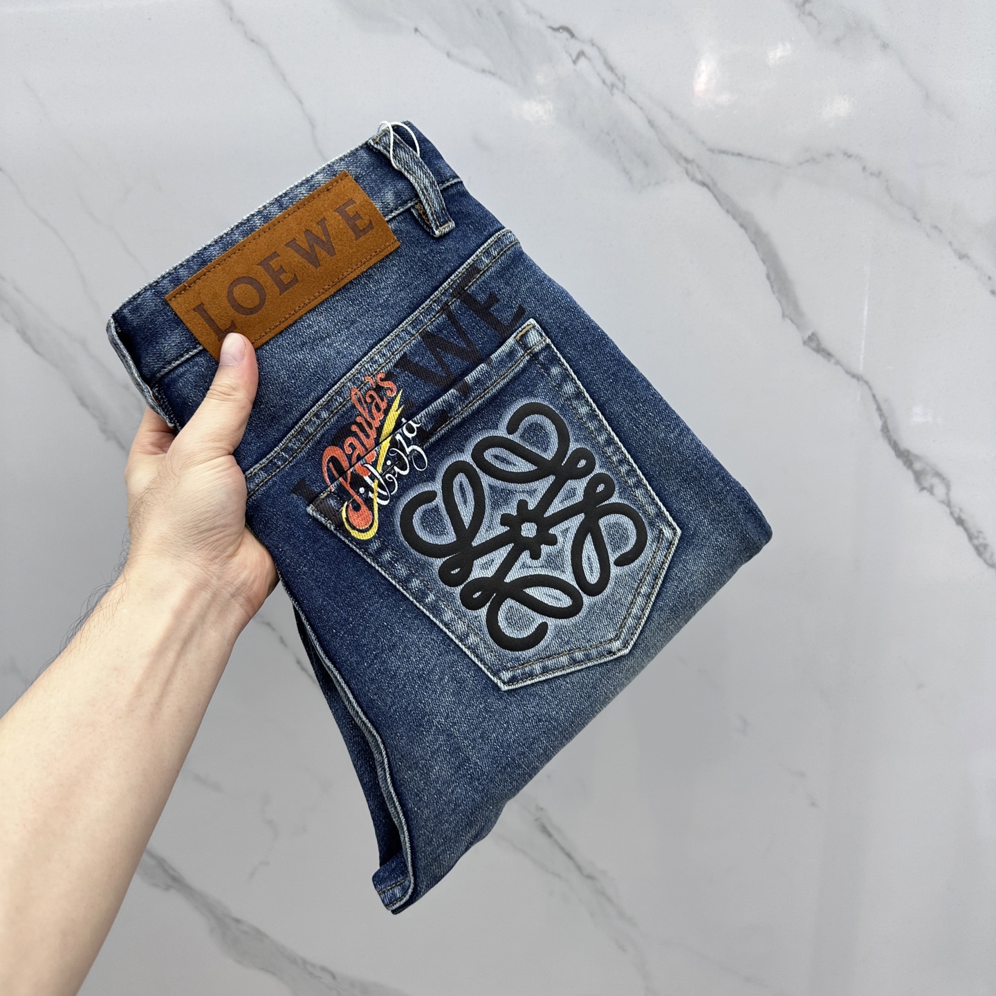 NO:521547,LOEWE* Luo Yiwei High-end customization, the latest jeans in early spring 2025 are sold simultaneously at the counter. Imported color fixing fabrics. Original custom reproduction. Customer-supplied hardware and auxiliary materials. Original quality. Heavy industry washing. Fine workmanship and excellent upper body!  Preferred single product A10 produced with 30-38 no 35.37, loewe, loewe, jeans, alexander wang19860909LOEWE*罗意威 高端定制、2025早春最新款牛仔裤 柜台同步发售 进口固色面料 原版定制复刻 客供五金辅料 原单品质 重工洗水 做工走线精细 上身绝佳！优选单品 A10出品 码数30-38无35.37,,loewe,loewe,jeans,alexander wang,Men's clothing