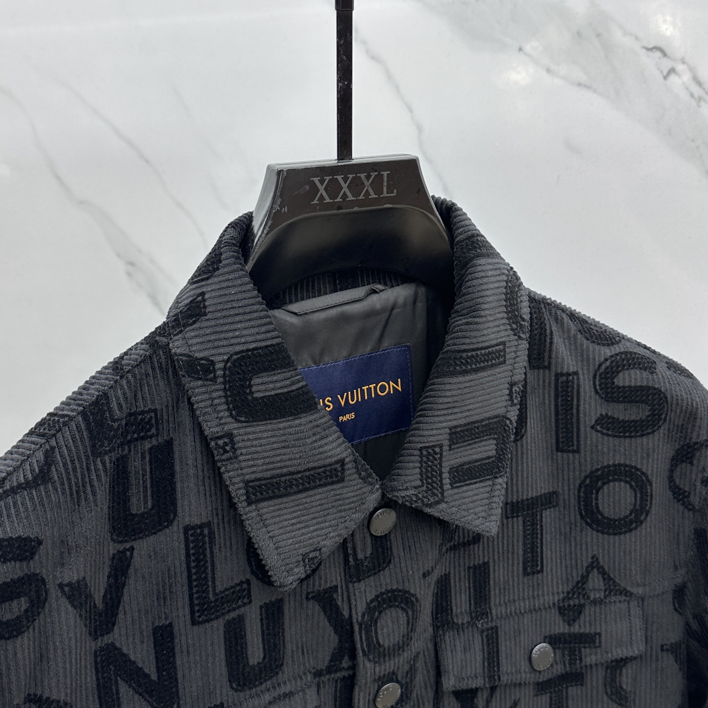。🆕1V*路易威登 2025ss秋冬新款 最新春秋时尚翻领外套，经典设计感与颜值爆棚的外套。灯芯绒提花面