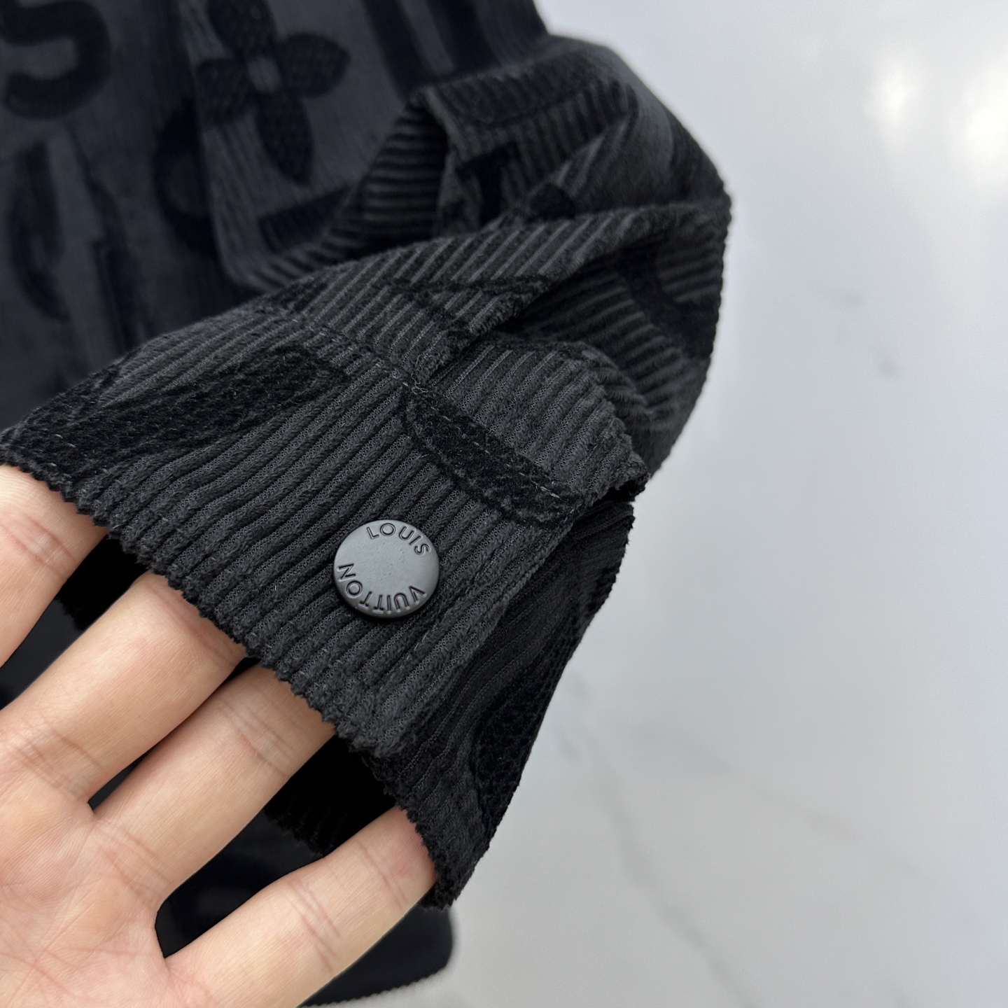 。🆕1V*路易威登 2025ss秋冬新款 最新春秋时尚翻领外套，经典设计感与颜值爆棚的外套。灯芯绒提花面