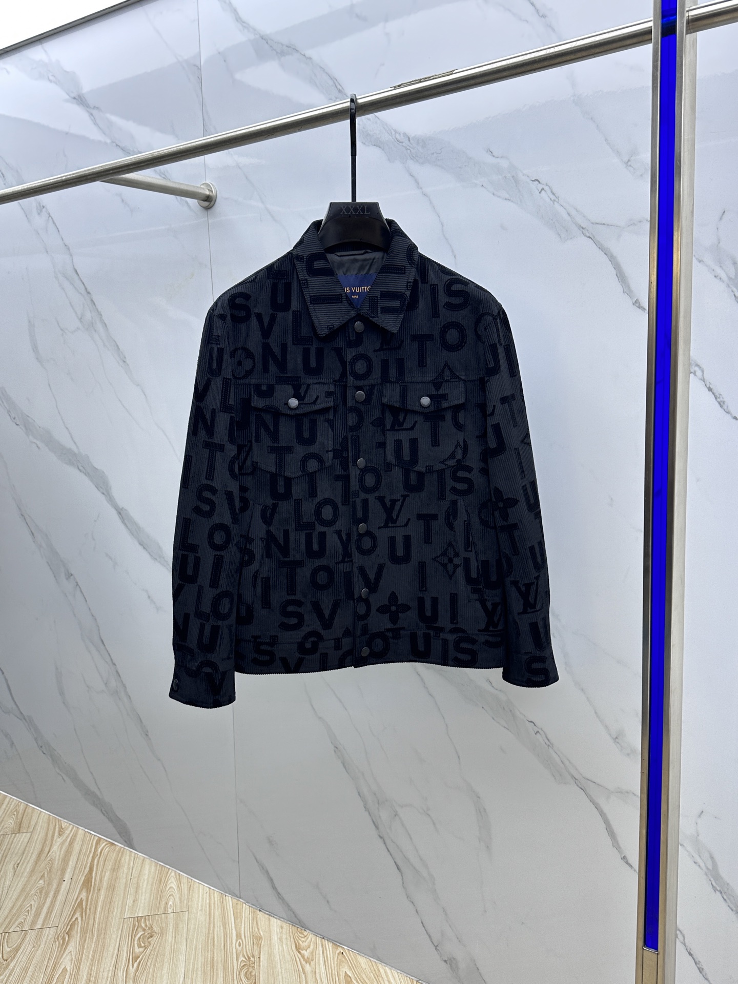 NO:521553,1V* Louis Vuitton 2025ss autumn and winter new style, the latest spring and autumn fashionable lapel jacket, a jacket with a classic design and a great appearance. Corduroy jacquard fabric. You can buy it directly without any fault. High-end products that cannot be criticized for quality control! Through the detailed pictures, you can feel its powerful aura, and the warm-concentration effect is significant, so you don’t have to worry about the chill at all! It is both fashionable and functional, and the whole style looks more luxurious and elegant! hs size M-3XL, louis vuitton,jackets & coats,alexander wang198609091V*路易威登 2025ss秋冬新款 最新春秋时尚翻领外套,经典设计感与颜值爆棚的外套.灯芯绒提花面料 品质无法挑剔品控可以直接入手,不容过错的高端臻品！通过细节图片便可感受到它强悍的气场,聚温保暖效果显著,完全不用担心会有一点寒意！时尚与功能性兼备,整款显得更加的奢华大气！hs 尺码M-3XL,,louis vuitton,jackets & coats,alexander wang,Men's clothing