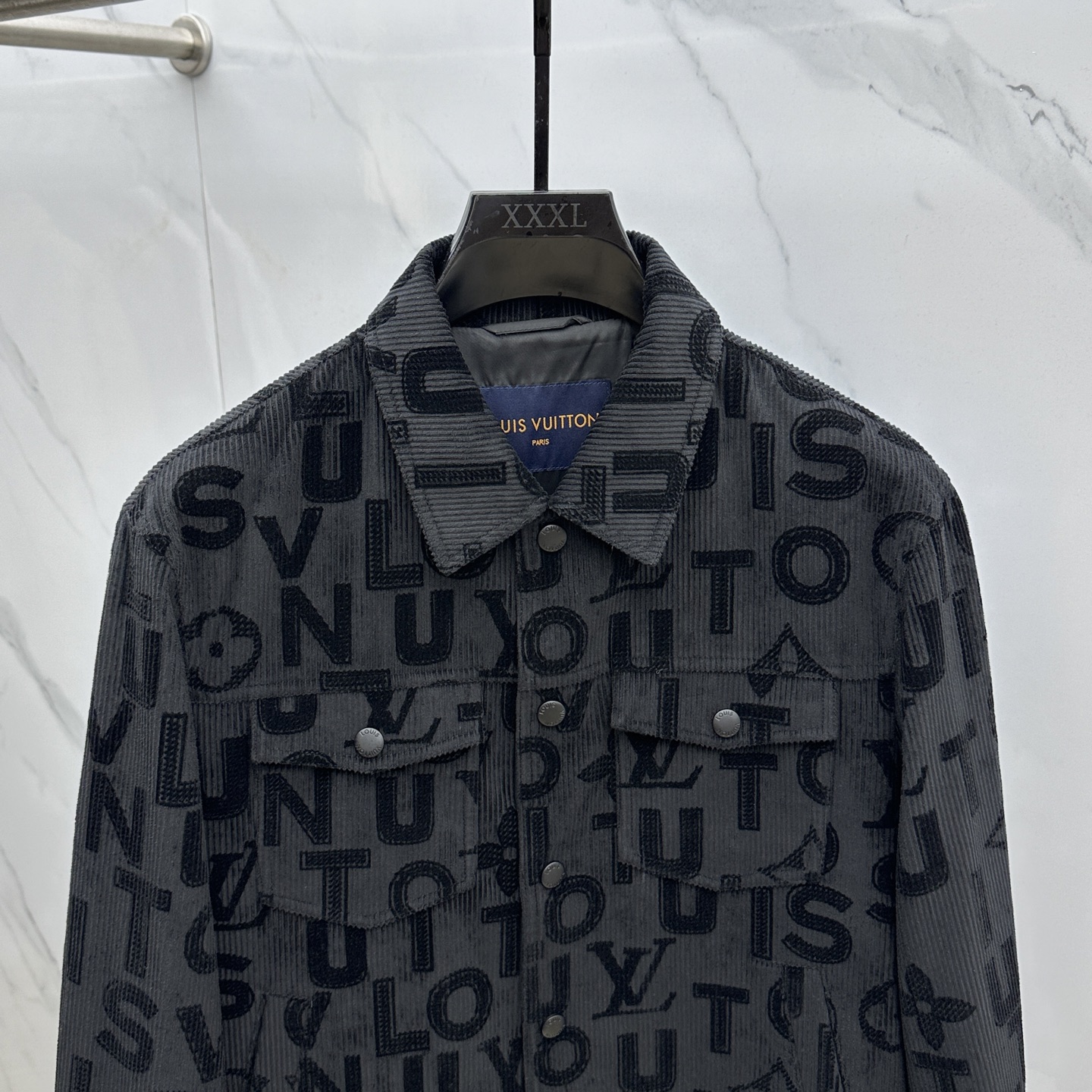 。🆕1V*路易威登 2025ss秋冬新款 最新春秋时尚翻领外套，经典设计感与颜值爆棚的外套。灯芯绒提花面