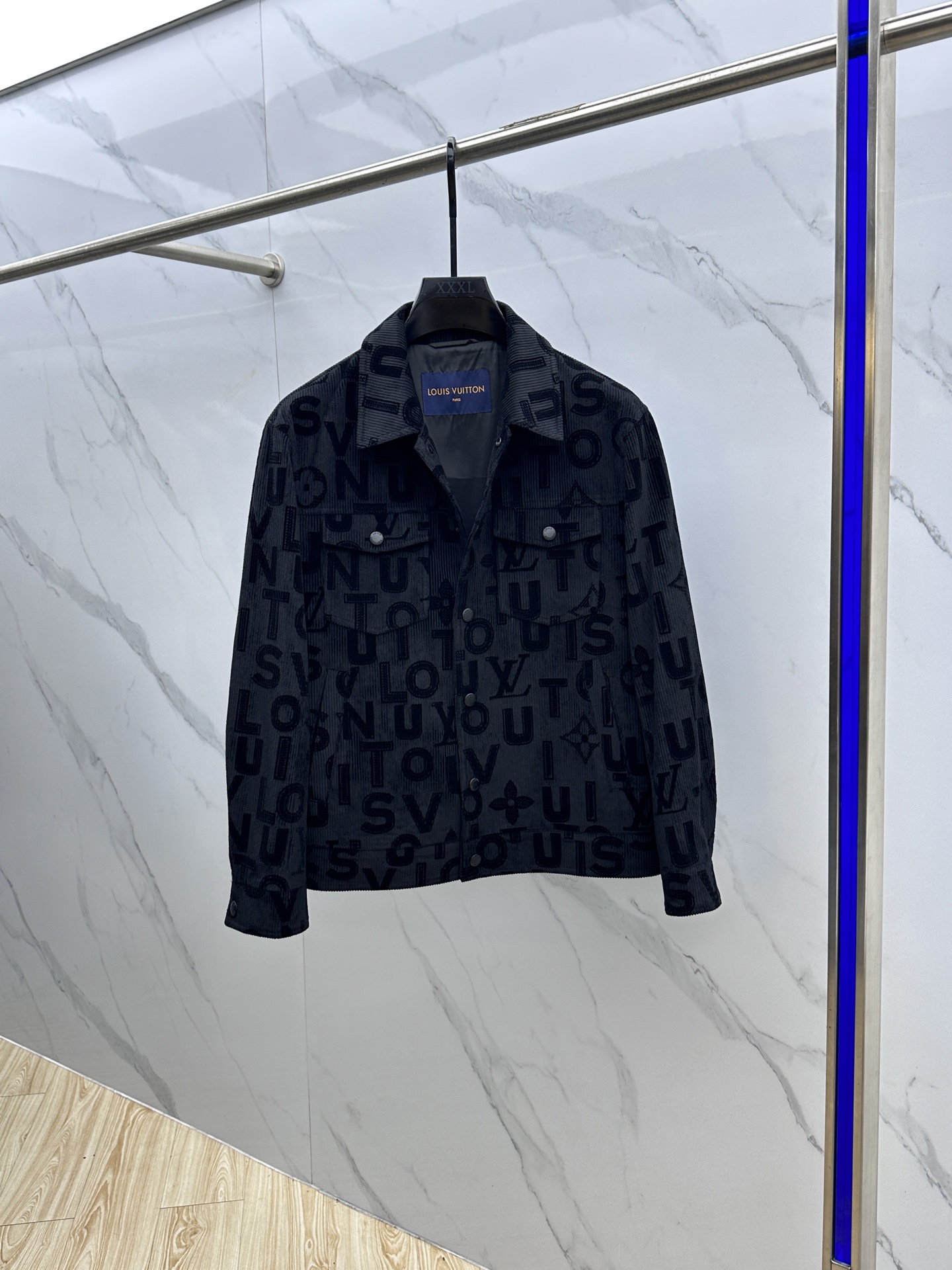 。🆕1V*路易威登 2025ss秋冬新款 最新春秋时尚翻领外套，经典设计感与颜值爆棚的外套。灯芯绒提花面