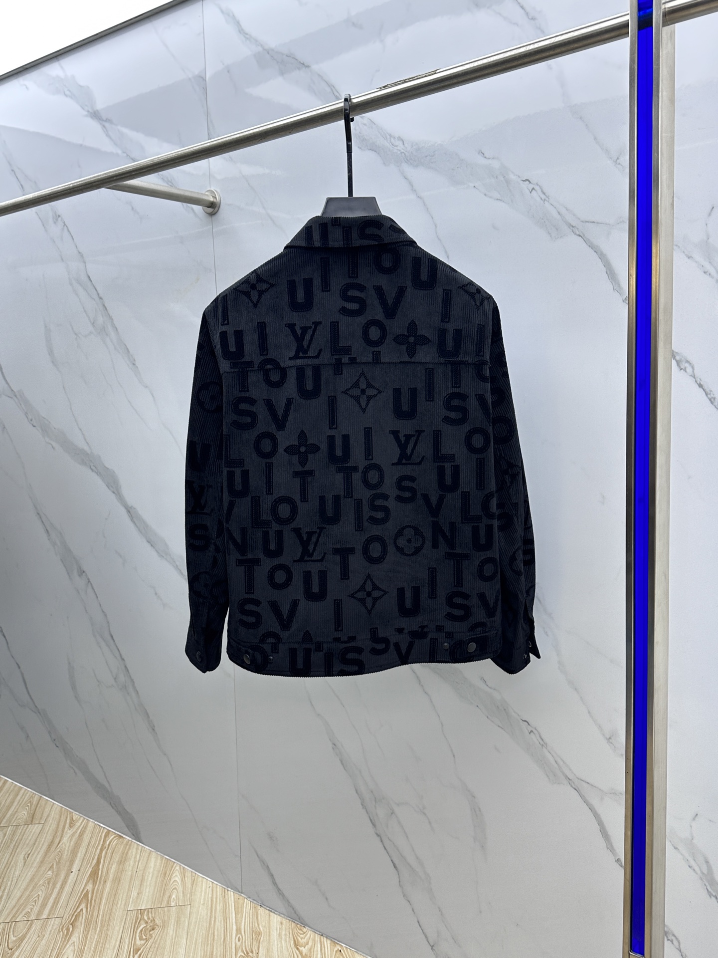 。🆕1V*路易威登 2025ss秋冬新款 最新春秋时尚翻领外套，经典设计感与颜值爆棚的外套。灯芯绒提花面