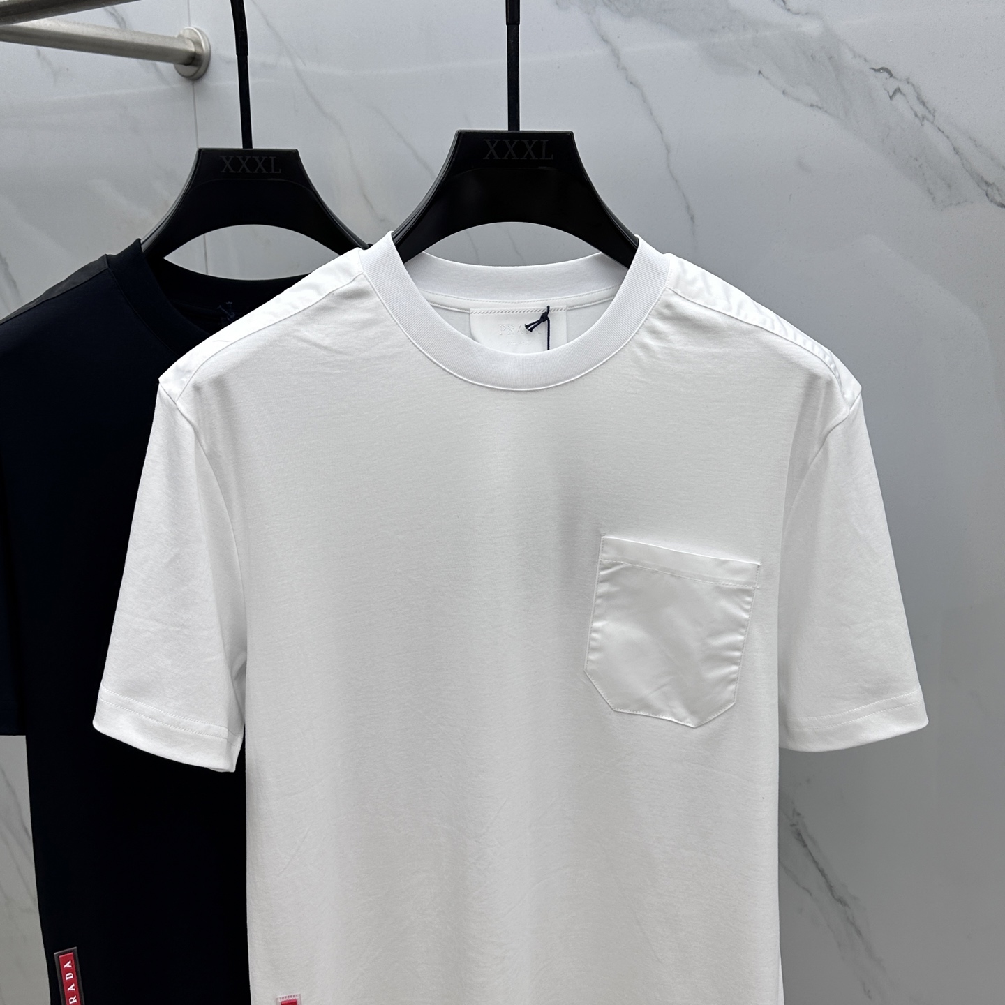  🆕Prad*普拉达 2025春夏新款首发专柜最新款短袖圆领T恤 高端订制 设计前卫时尚！品牌logo红