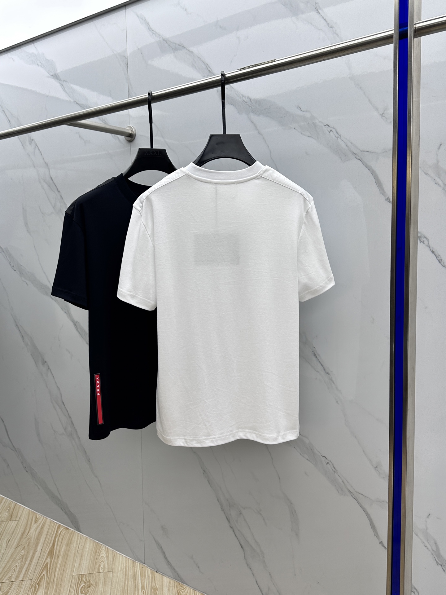 🆕Prad*普拉达 2025春夏新款首发专柜最新款短袖圆领T恤 高端订制 设计前卫时尚！品牌logo红