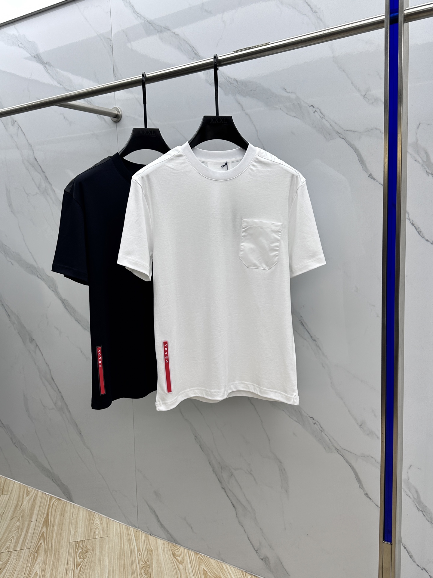 🆕Prad*普拉达 2025春夏新款首发专柜最新款短袖圆领T恤 高端订制 设计前卫时尚！品牌logo红