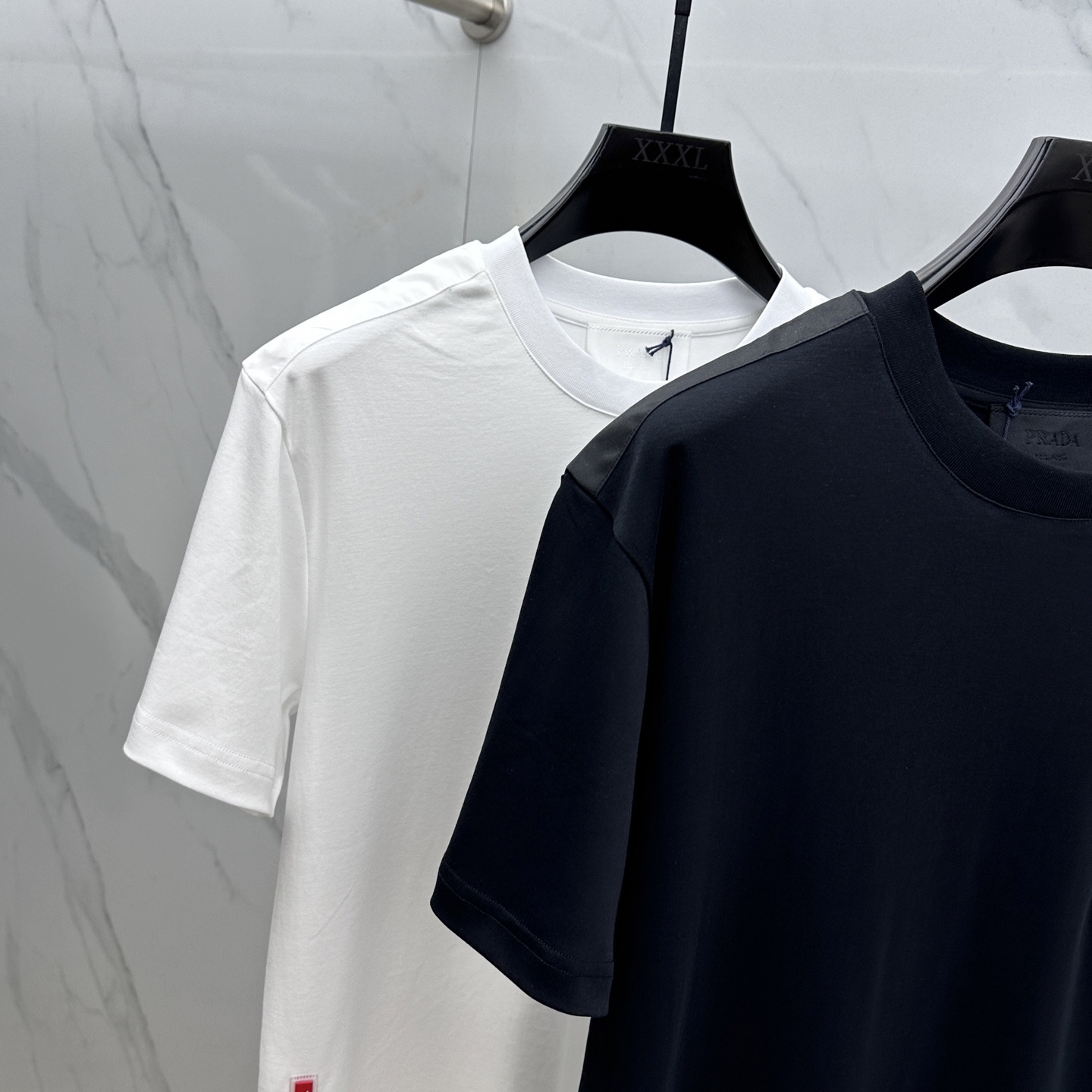  🆕Prad*普拉达 2025春夏新款首发专柜最新款短袖圆领T恤 高端订制 设计前卫时尚！品牌logo红
