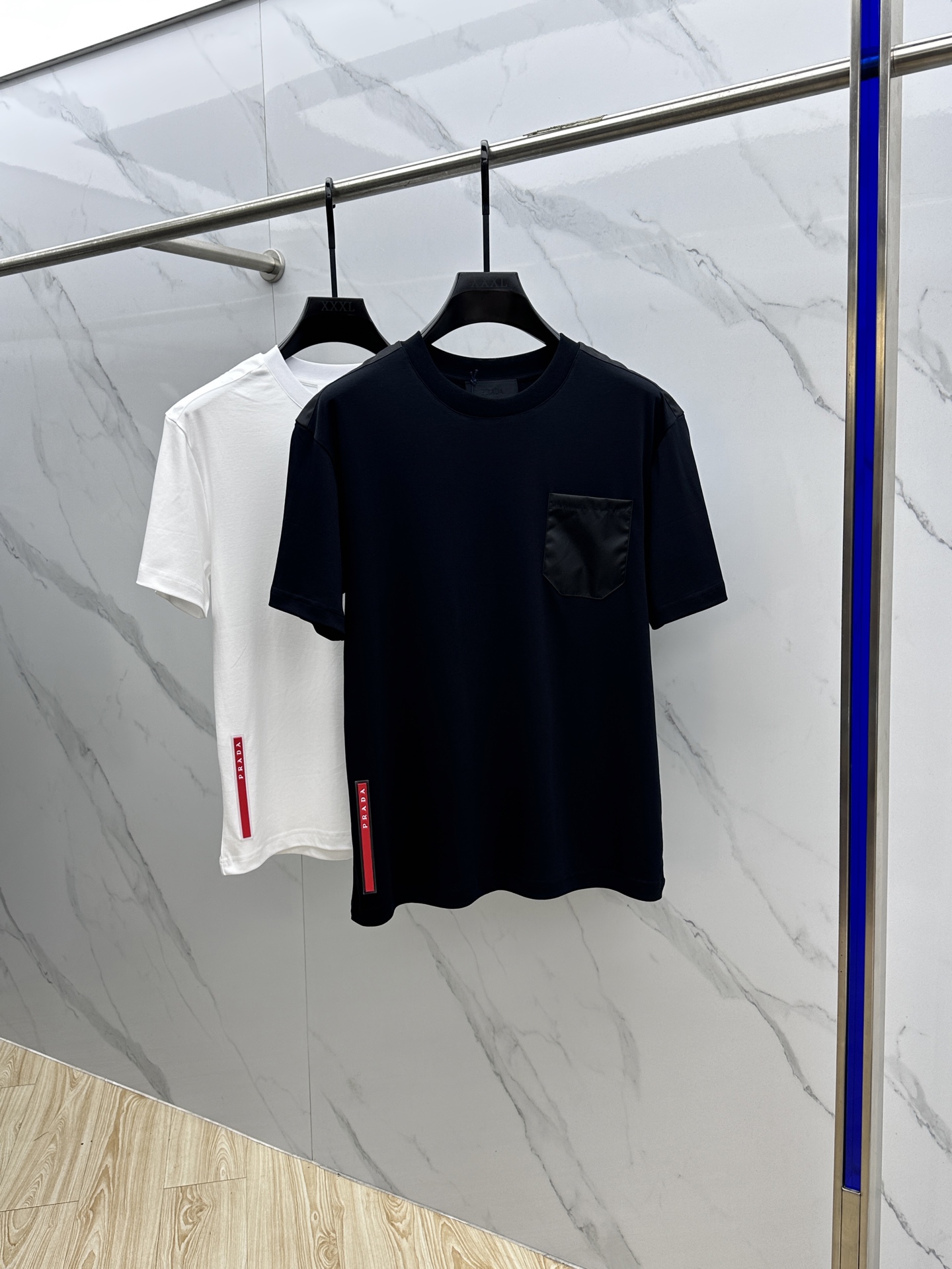 NO:521544,Prad*Prada 2025 spring and summer new first-time counter latest short-sleeved round-neck T-shirt, high-end customization, avant-garde and fashionable design!  Brand logo red soft rubber design, high-end customized long velvet cotton fabric. It feels soft and comfortable to wear. The counter-level exquisite car line is fine. The workmanship is exquisite. The upper body effect is invincible and handsome!  A must-have item for handsome men!  Hei original single production code number M-3XL, prada, prada, T-shirt, tees, t-shirt, alexander wang19860909Prad*普拉达 2025春夏新款首发专柜最新款短袖圆领T恤 高端订制 设计前卫时尚！品牌logo红色软胶设计 高端定制长绒棉面料.手感柔软.穿着舒适.专柜级别精致车线.做工精细.上身效果无敌帅气！型男必备单品！ hei原单出品 码数M-3XL,,prada,prada,T-shirt,tees，t-shirt,alexander wang,Men's clothing