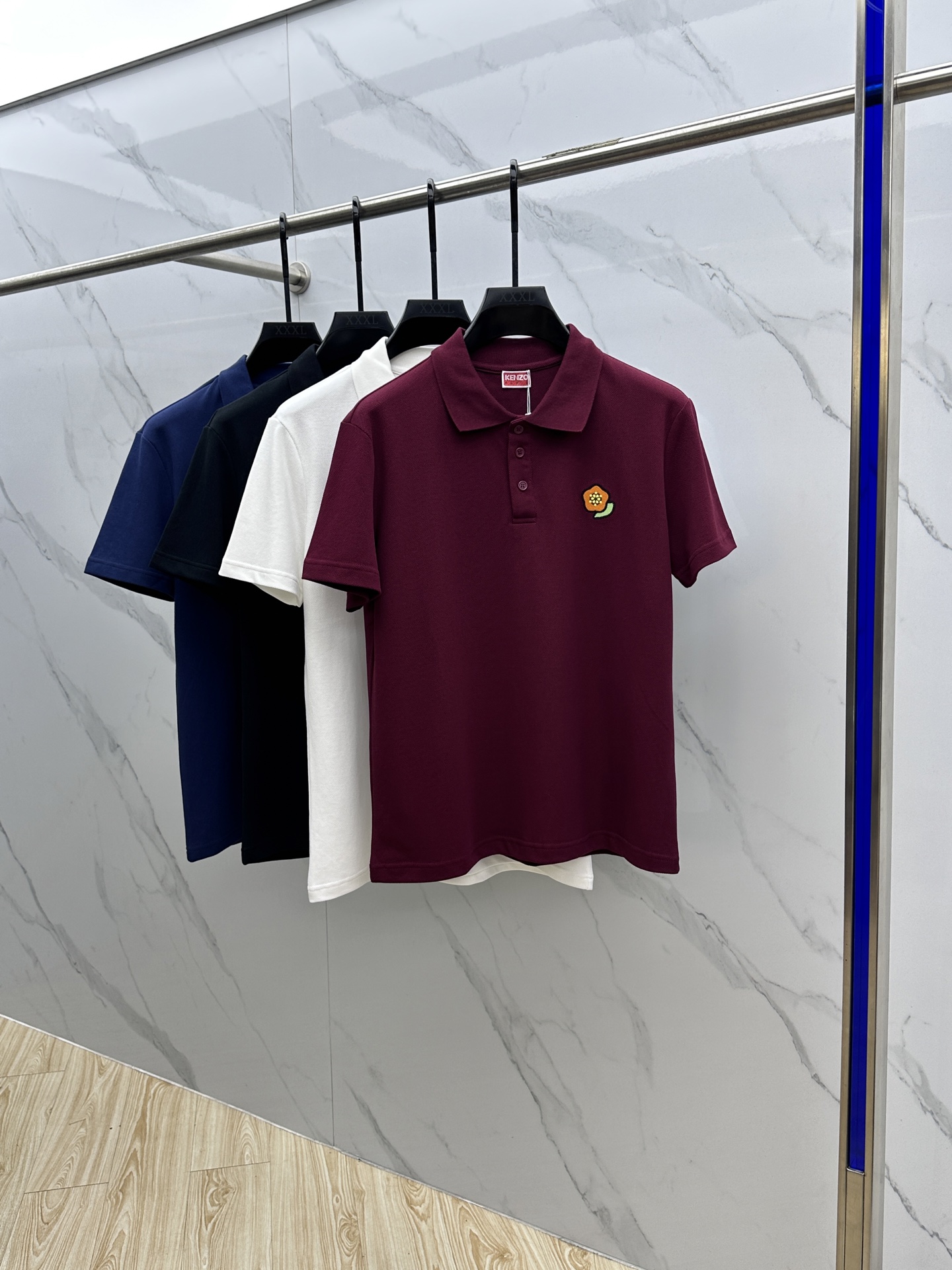 NO:521549,Kenzo's new spring and summer 2025 short-sleeved men's logo short-sleeved polo shirt continues the classic business casual lapel POLO shirt. This polo shirt is made of double-sided cotton bead floor fabric, and the timeless design can transcend fashion trends. Classic style, 2-brand LOGO three-dimensional and unique, making the overall more detailed. The combination style, the fabric is made of all-cotton beaded material, comfortable, skin-friendly, breathable, and is a very practical wear for commuting and leisure. Highly recommended.hei Size M-3XL, T-shirt, alexander wang19860909Kenzo 2025春夏新款男士标识短袖polo衫,延续经典商务休闲翻领POLO恤.该款Polo衫采用双面棉质珠地面料制成,隽永设计可跨越时尚潮流.经典款型,2品牌LOGO立体别致,让整体更具细节感 合体的版型,面料采用全棉珠地料,舒适,亲肤,透气好,平时通勤休闲都很实穿的一款 强烈推荐.hei 尺码M-3XL,,T-shirt,alexander wang,Men's clothing