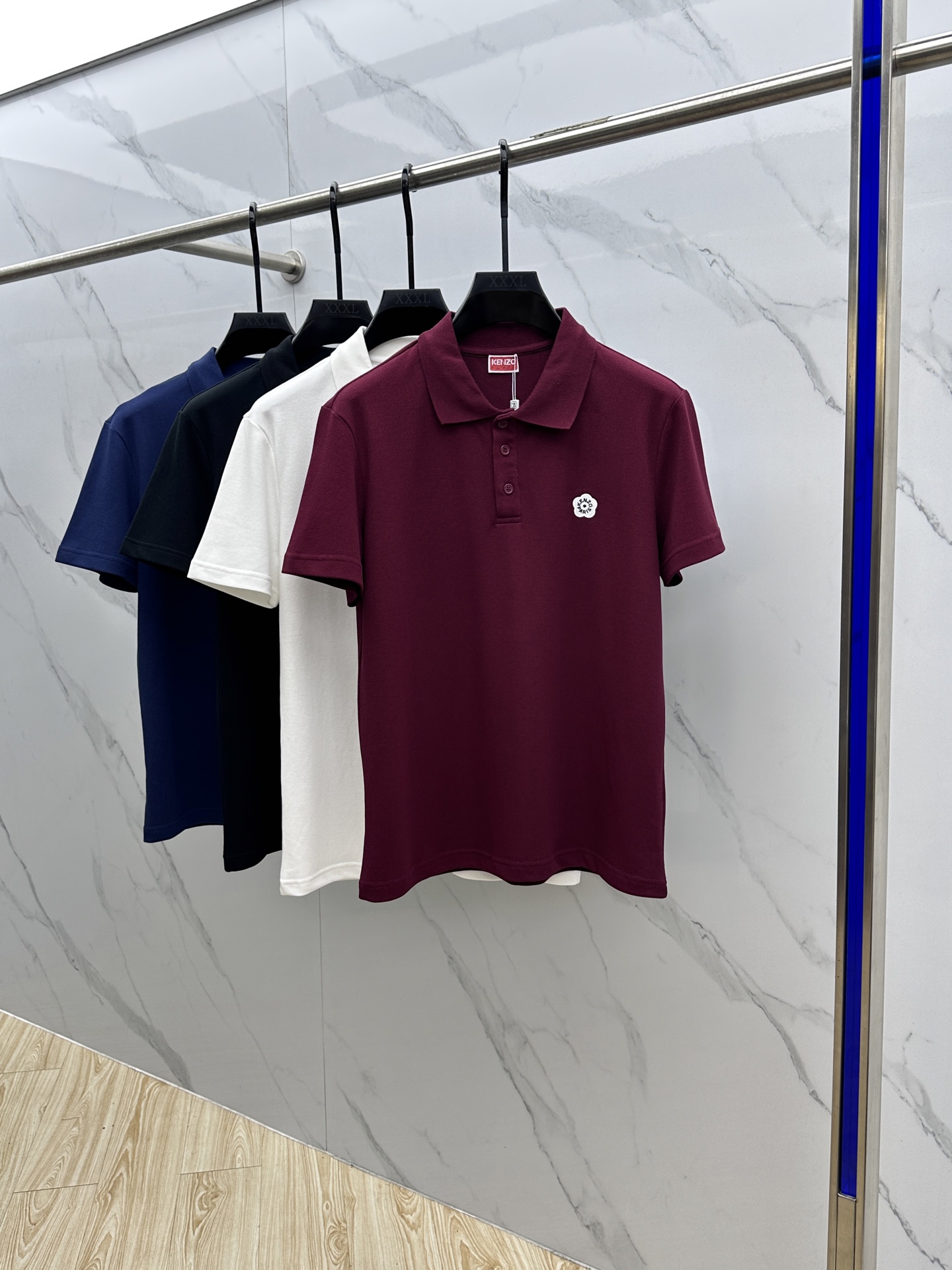 NO:520423,Kenzo's new spring and summer 2025 short-sleeved men's logo short-sleeved polo shirt continues the classic business casual lapel POLO shirt. This polo shirt is made of double-sided cotton bead floor fabric, and the timeless design can transcend fashion trends. Classic style, 2-brand LOGO three-dimensional and unique, making the overall more detailed. The combination style, the fabric is made of all-cotton beaded material, comfortable, skin-friendly, breathable, and is a very practical wear for commuting and leisure. Highly recommended.hei Size M-3XL, T-shirt, alexander wang19860909Kenzo 2025春夏新款男士标识短袖polo衫,延续经典商务休闲翻领POLO恤.该款Polo衫采用双面棉质珠地面料制成,隽永设计可跨越时尚潮流.经典款型,2品牌LOGO立体别致,让整体更具细节感 合体的版型,面料采用全棉珠地料,舒适,亲肤,透气好,平时通勤休闲都很实穿的一款 强烈推荐.hei 尺码M-3XL,,T-shirt,alexander wang,Men's clothing