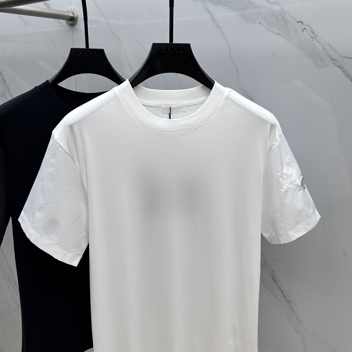  🆕Prad*普拉达 2025春夏新款首发专柜最新款短袖圆领T恤 高端订制 设计前卫时尚！品牌logo设