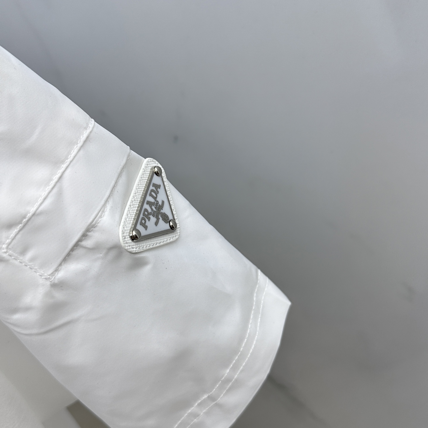  🆕Prad*普拉达 2025春夏新款首发专柜最新款短袖圆领T恤 高端订制 设计前卫时尚！品牌logo设