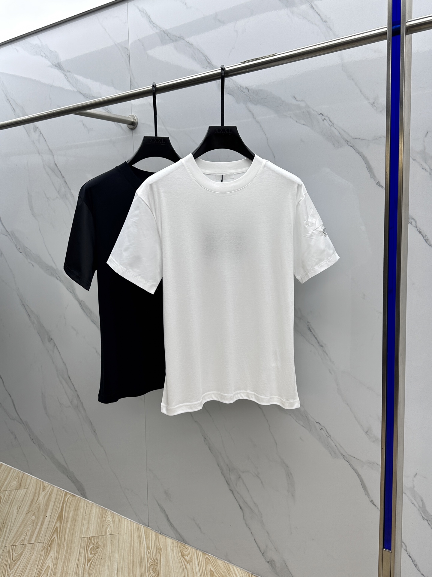  🆕Prad*普拉达 2025春夏新款首发专柜最新款短袖圆领T恤 高端订制 设计前卫时尚！品牌logo设