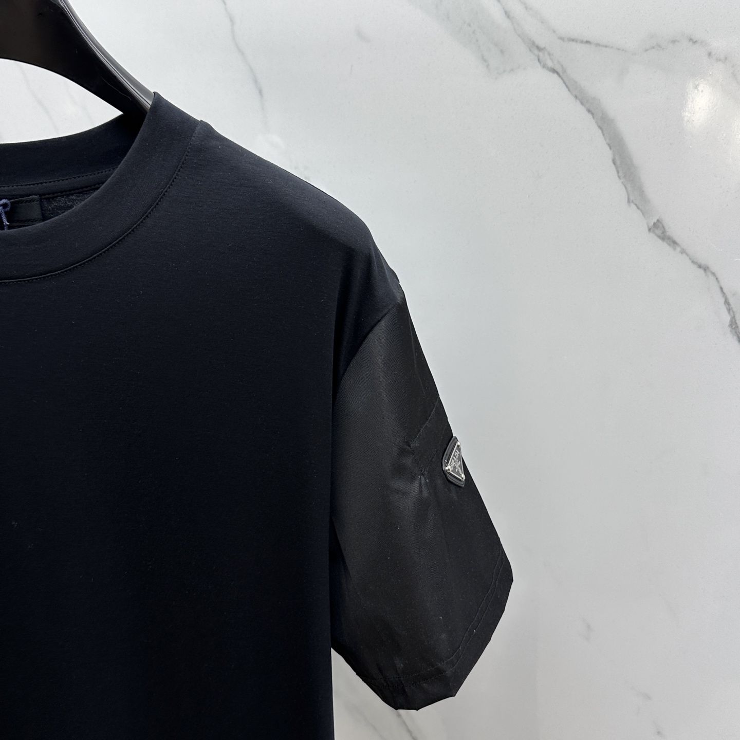  🆕Prad*普拉达 2025春夏新款首发专柜最新款短袖圆领T恤 高端订制 设计前卫时尚！品牌logo设