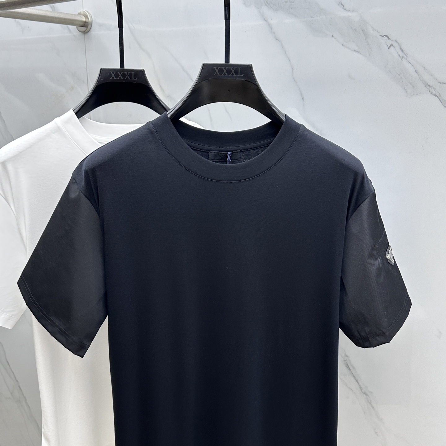  🆕Prad*普拉达 2025春夏新款首发专柜最新款短袖圆领T恤 高端订制 设计前卫时尚！品牌logo设