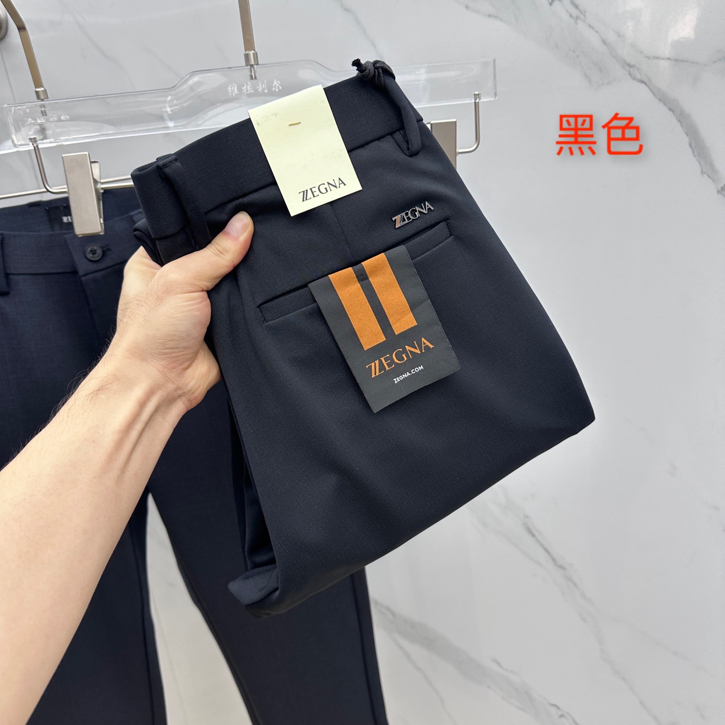 NO:520427,ZEGNA*Jenia 2025 early autumn new casual pants and trousers, released simultaneously on the official website, trouser body craft design, imported customer-supplied auxiliary materials, fabric customization, and OEM products are free of inspection!  Every detail is the ultimate, the original hardware accessories are trendy and stylish, and they are a must-have item for trendy people!  Original AX production!  Number of codes 29-40 has 35 no 37. 39, zegna,alexander wang19860909ZEGNA*杰尼亚 2025早秋新品休闲裤西裤,官网同步发售,裤身工艺设计,进口客供辅料、面料定制,代工厂出品免检！每个细节做到极致,原版五金配件,潮范十足、上身有型帅气,潮人必备单品！ AX原单出品！ 码数29-40有35无37. 39,,zegna,alexander wang,Men's clothing