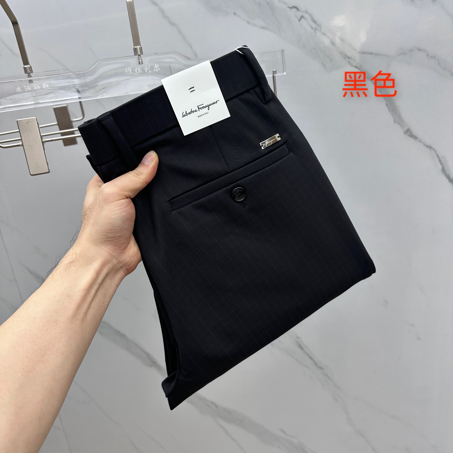NO:520430,Ferragamo 2025 early autumn new casual pants and trousers are released simultaneously on the official website, trouser body craft design, imported customer-supplied auxiliary materials, fabric customization, and OEM products are free of inspection!  Every detail is the ultimate, the original hardware accessories are trendy and stylish, and they are a must-have item for trendy people!  Original AX production!  Number of codes 29-40 has 35 no 37. 39, ferragamo, alexander wang19860909菲拉格慕 2025早秋新品休闲裤西裤,官网同步发售,裤身工艺设计,进口客供辅料、面料定制,代工厂出品免检！每个细节做到极致,原版五金配件,潮范十足、上身有型帅气,潮人必备单品！ AX原单出品！ 码数29-40有35无37. 39,,ferragamo,alexander wang,Men's clothing