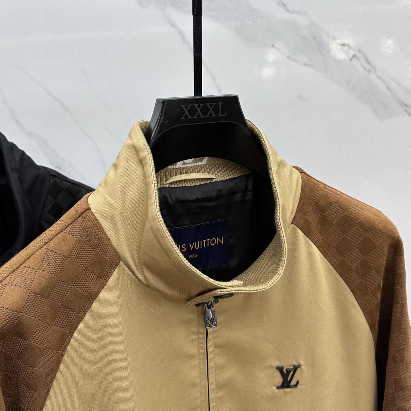 🆕1V*路易威登 2025ss早秋新款发布 驴牌立领夹克外套，秋季爆款外套，Lv金属logo款外套，穿上