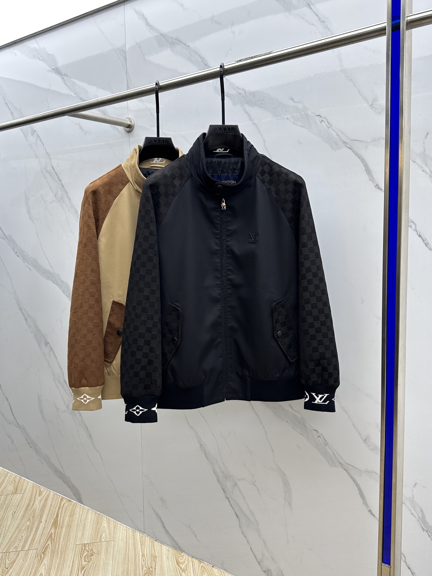 NO:520436,1V* Louis Vuitton 2025ss early autumn new style is released. Donkey-brand stand-collar jacket, autumn hot jacket, Lv metal logo jacket, it is comfortable and comfortable to wear, lazy and casual, combined with clean and simple colors, it is particularly pleasing to look at, suitable for daily wear~ I love to launch sports items embellished with vitality prints!  hs size M-3XL, louis vuitton,louis vuitton,louis vuitton,jackets & coats,jackets & coats,alexander wang198609091V*路易威登 2025ss早秋新款发布 驴牌立领夹克外套,秋季爆款外套,Lv金属logo款外套,穿上就是舒适自在又显瘦的存在,慵懒而随性,结合干净简单的色系就特别耐看,适合日常穿着~倾情推出缀饰活力印花的运动单品！hs 尺码M-3XL,,louis vuitton,louis vuitton,louis vuitton,jackets & coats,jackets & coats,alexander wang,Men's clothing