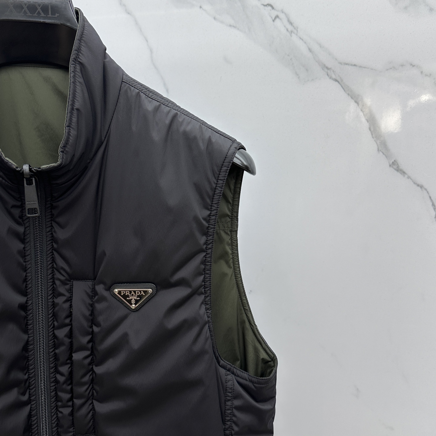 🆕Prad*普拉达 2025ss秋冬新款P家立领棉服马甲。经典设计感与颜值爆棚的外套，品质更是无法挑剔品