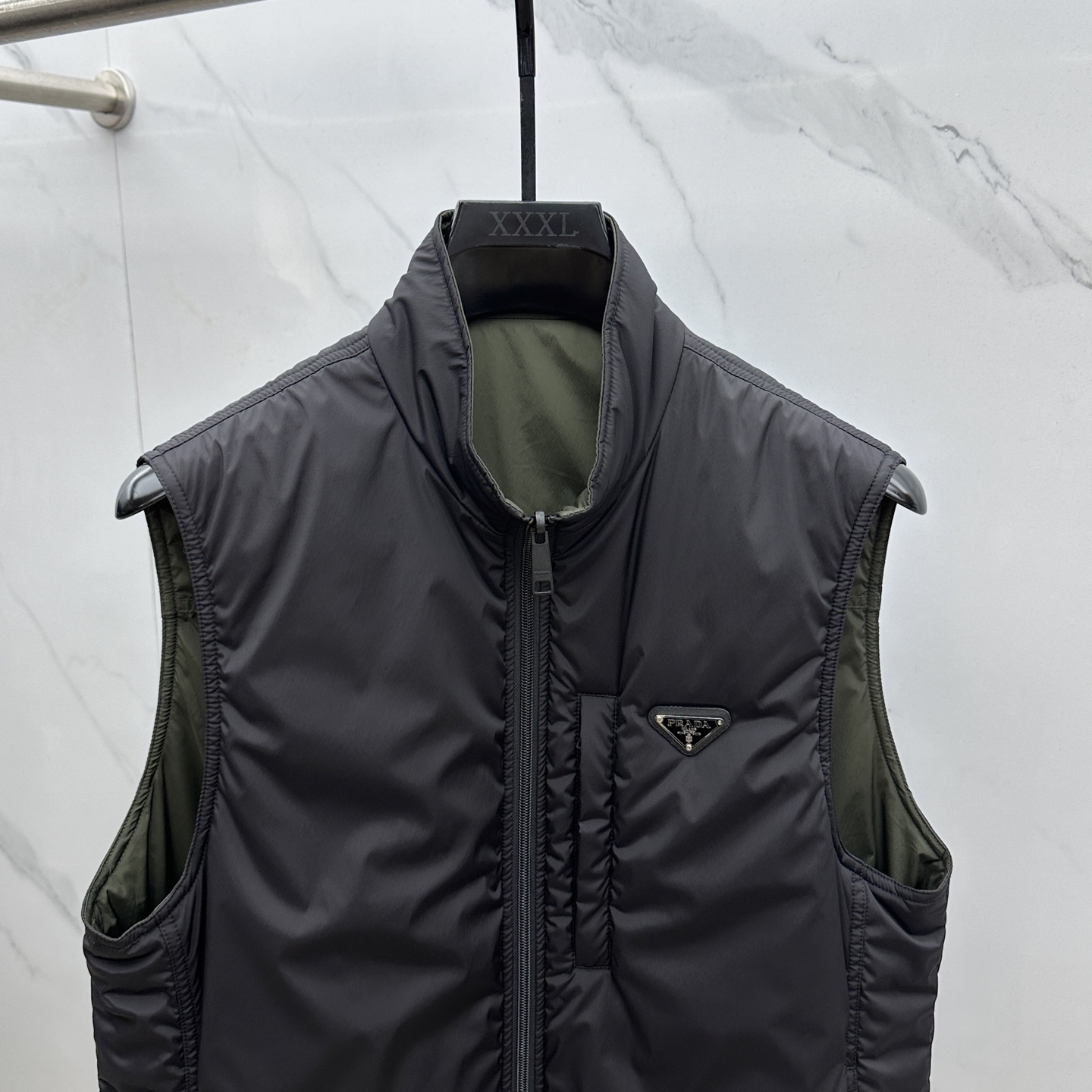 🆕Prad*普拉达 2025ss秋冬新款P家立领棉服马甲。经典设计感与颜值爆棚的外套，品质更是无法挑剔品