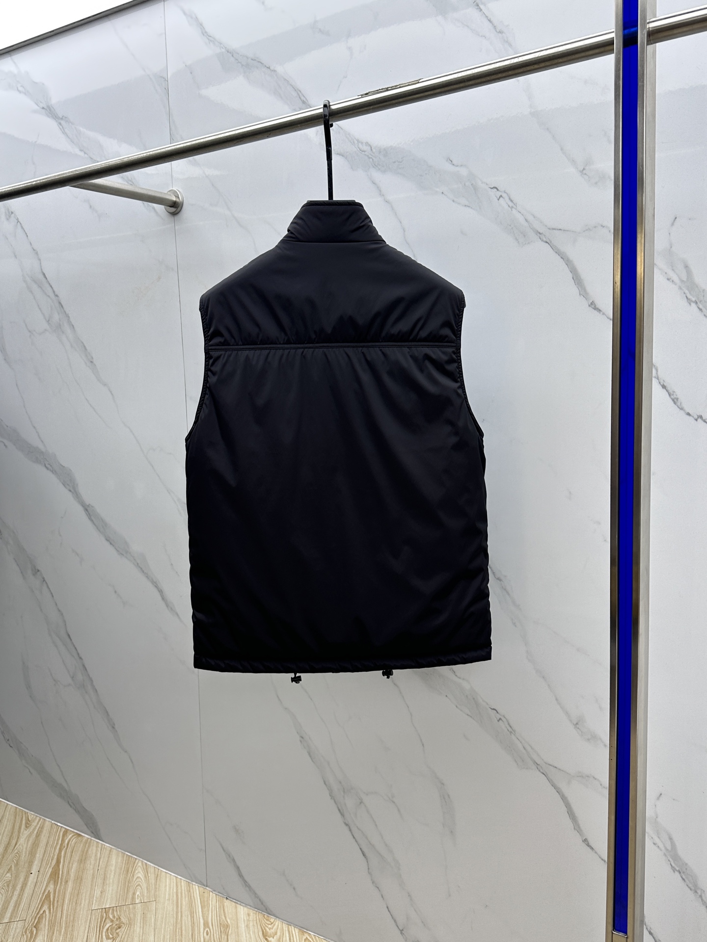 🆕Prad*普拉达 2025ss秋冬新款P家立领棉服马甲。经典设计感与颜值爆棚的外套，品质更是无法挑剔品