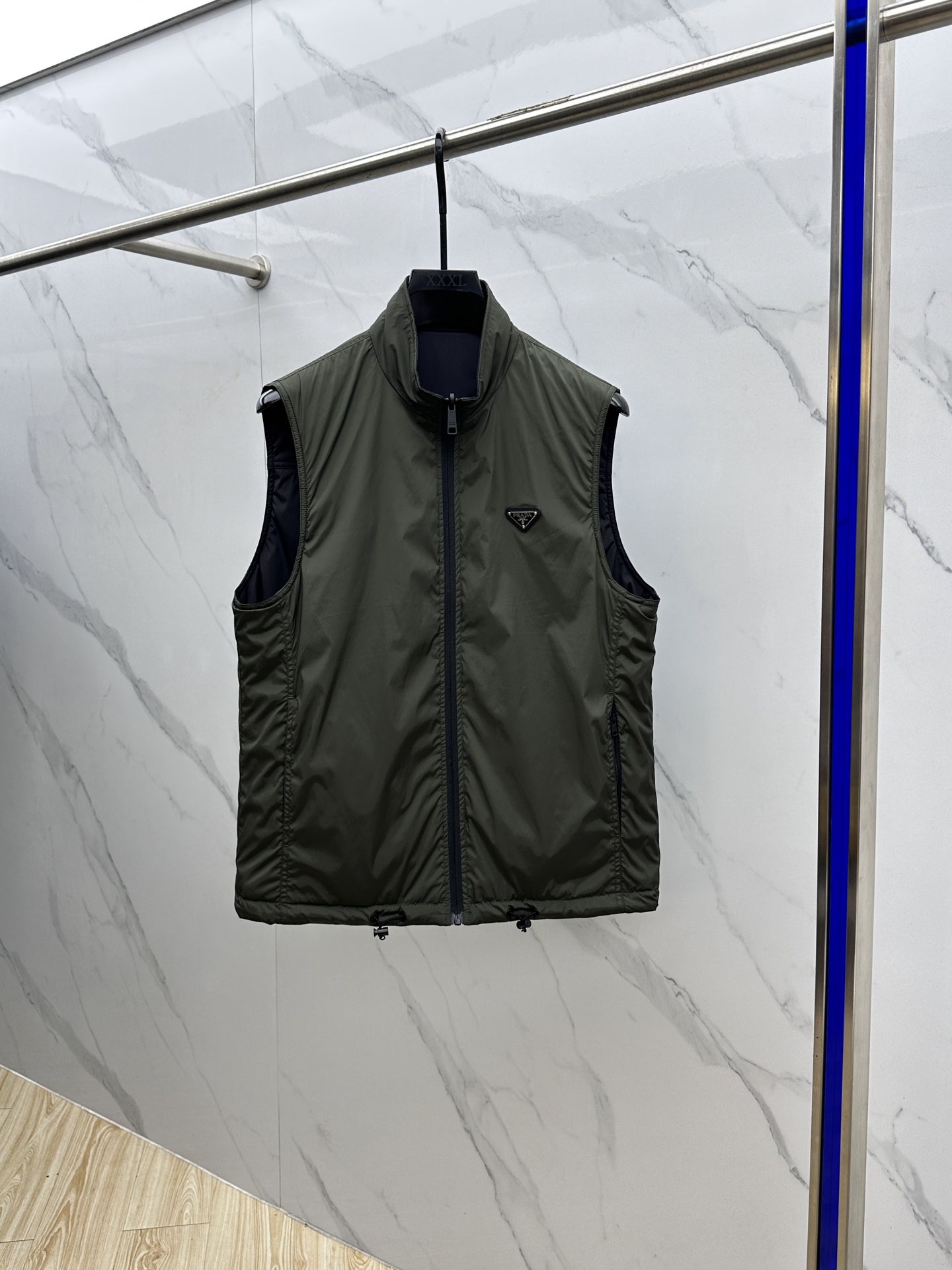 🆕Prad*普拉达 2025ss秋冬新款P家立领棉服马甲。经典设计感与颜值爆棚的外套，品质更是无法挑剔品