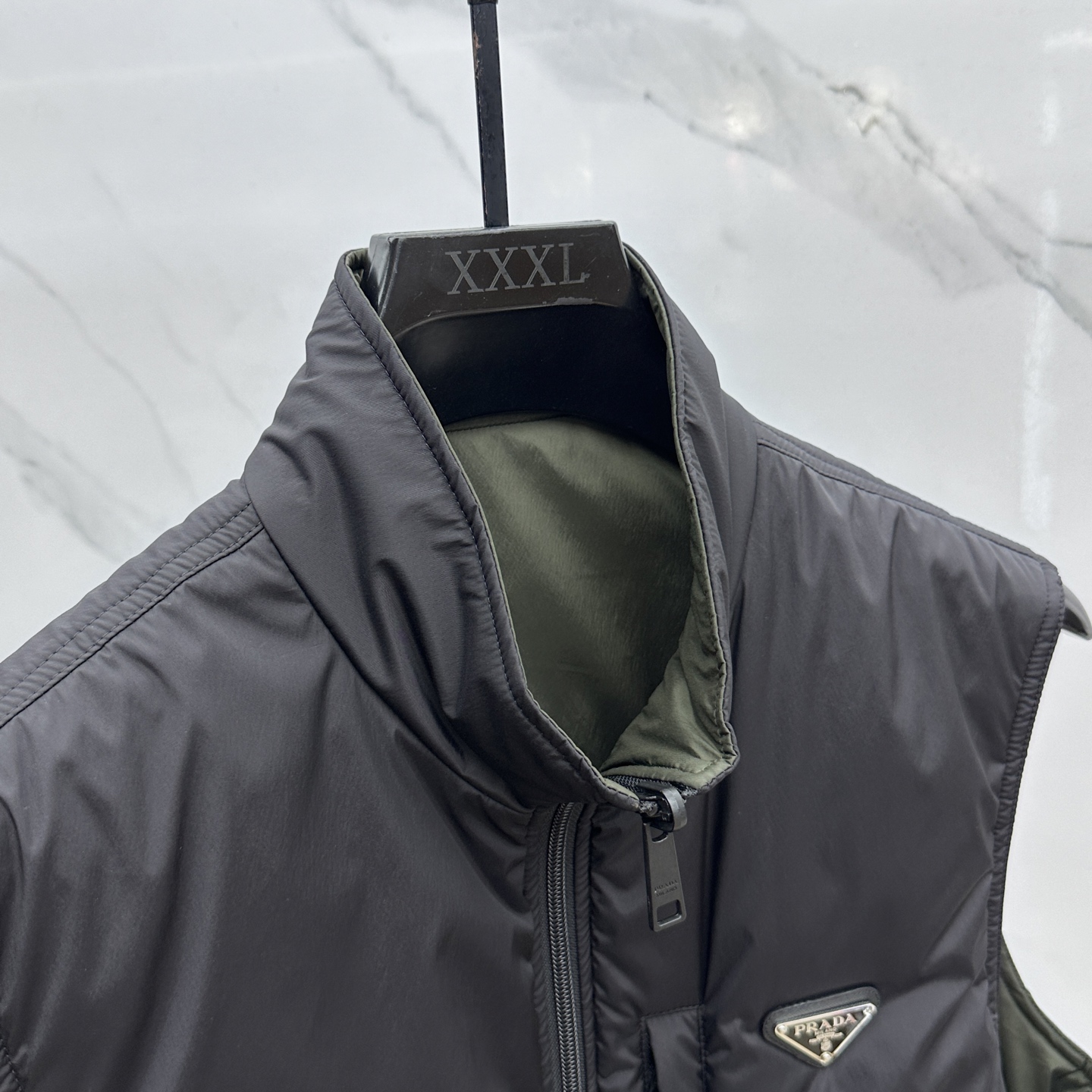 🆕Prad*普拉达 2025ss秋冬新款P家立领棉服马甲。经典设计感与颜值爆棚的外套，品质更是无法挑剔品