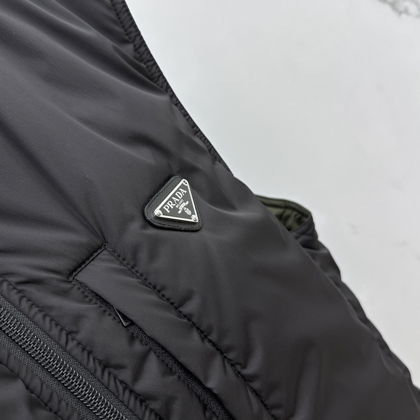 🆕Prad*普拉达 2025ss秋冬新款P家立领棉服马甲。经典设计感与颜值爆棚的外套，品质更是无法挑剔品