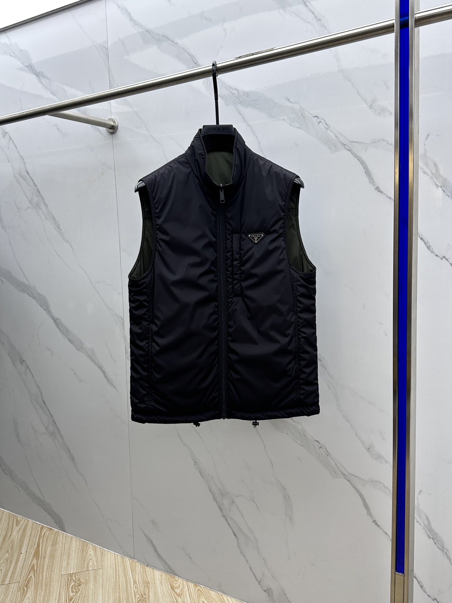 NO:520442,Prad*Prada 2025ss autumn and winter new P home stand-up collar cotton jacket vest. A jacket with a classic design and great appearance, and the quality is even more unscrupulous. You can buy it directly. You can't get it wrong! Through the detailed pictures, you can feel its powerful aura, and the warm-concentration effect is significant, so you don’t have to worry about the chill at all! It is both fashionable and functional, and the whole style looks more luxurious and elegant! hs size 48-56, prada, prada, jackets & coats, alexander wang19860909Prad*普拉达 2025ss秋冬新款P家立领棉服马甲.经典设计感与颜值爆棚的外套,品质更是无法挑剔品控可以直接入手,不容过错的高端臻品！通过细节图片便可感受到它强悍的气场,聚温保暖效果显著,完全不用担心会有一点寒意！时尚与功能性兼备,整款显得更加的奢华大气！hs 尺码48-56,,prada,prada,jackets & coats,alexander wang,Men's clothing
