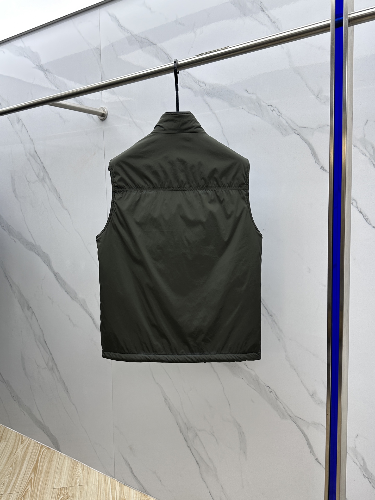 🆕Prad*普拉达 2025ss秋冬新款P家立领棉服马甲。经典设计感与颜值爆棚的外套，品质更是无法挑剔品